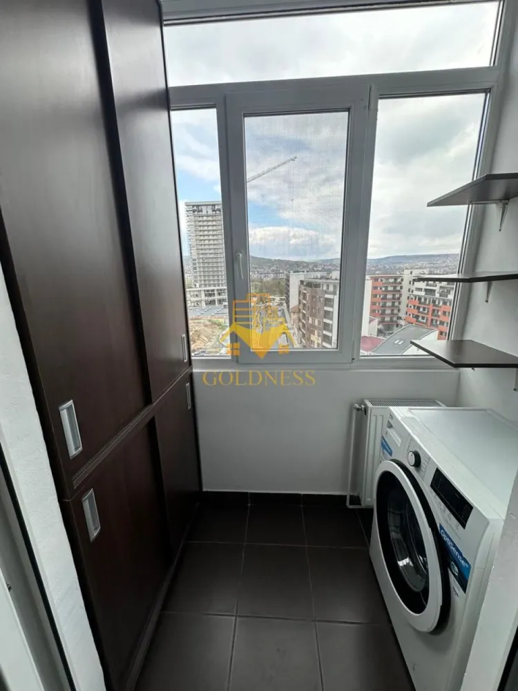 2 camere, decomandate, modern, Zona Piata Abator, BLVD Bucuresti - GOLDNESS Imobiliare vă propune spre închiriere un apartament cu 2 camere complet mobilat și utilat, la etajul 8 într-un imobil de 11 etaje, în Cartierul Marasti.
Posibilitate de parcare in zona !
Se află în apropierea stațiilor de transport în comun, magazine, restaurante, spații verzi, farmacii, etc. 

Apartamentul este compartimentat astfel:
 - dormitor cu pat matrimonial, dressing, noptiere
 - living cu canapea extensibila, spatiu pentru depozitare, tv
 - bucatarie complet mobilata, utilata, loc de luat masa
 - baie cu cada, calorifer port prosop și dulap pentru depozitare.

Imobilul este dotat cu toate cele necesare- centrală proprie, frigider, aragaz, hotă, mașină de spălat haine, etc. 

Dacă sunteți interesați de acest apartament și doriți să îl vizionați, dar și pentru alte oferte nu ezitați să ne contactați telefonic sau prin e-mail. Vă stăm la dispoziție!
Pentru intermediere se percepe un comision de 50% din prețul chiriei!