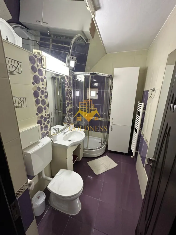 2 camere, decomandate, modern, Zona Piata Abator, BLVD Bucuresti - GOLDNESS Imobiliare vă propune spre închiriere un apartament cu 2 camere complet mobilat și utilat, la etajul 8 într-un imobil de 11 etaje, în Cartierul Marasti.
Posibilitate de parcare in zona !
Se află în apropierea stațiilor de transport în comun, magazine, restaurante, spații verzi, farmacii, etc. 

Apartamentul este compartimentat astfel:
 - dormitor cu pat matrimonial, dressing, noptiere
 - living cu canapea extensibila, spatiu pentru depozitare, tv
 - bucatarie complet mobilata, utilata, loc de luat masa
 - baie cu cada, calorifer port prosop și dulap pentru depozitare.

Imobilul este dotat cu toate cele necesare- centrală proprie, frigider, aragaz, hotă, mașină de spălat haine, etc. 

Dacă sunteți interesați de acest apartament și doriți să îl vizionați, dar și pentru alte oferte nu ezitați să ne contactați telefonic sau prin e-mail. Vă stăm la dispoziție!
Pentru intermediere se percepe un comision de 50% din prețul chiriei!