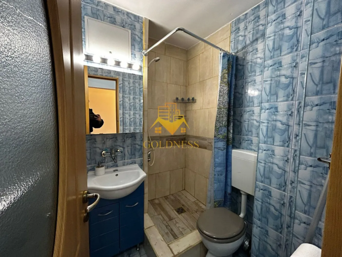 2 camere open space, Zorilor, Louis Pateur, UMF UTCN, USAMV - GOLDNESS Imobiliare vă propune spre închiriere un apartament cu 2 camere complet mobilat și utilat, la etajul 1 într-un imobil de 4 etaje, în Cartierul Zorilor.
Se află în apropierea stațiilor de transport în comun, magazine, restaurante, spații verzi, farmacii, etc. 

Apartamentul este compartimentat astfel:
 - dormitor cu pat matrimonial, dressing, noptiere, birou
 - living cu bucatarie open space complet utilată și mobilată, canapea extensibilă, loc de servit masa 
 - baie cu dus walk-in, calorifer port prosop și dulap pentru depozitare.

Imobilul este dotat cu toate cele necesare- centrală proprie, frigider, aragaz, hotă, mașină de spălat haine, etc. 

Dacă sunteți interesați de acest apartament și doriți să îl vizionați, dar și pentru alte oferte nu ezitați să ne contactați telefonic sau prin e-mail. Vă stăm la dispoziție!
Pentru intermediere se percepe un comision de 50% din prețul chiriei!