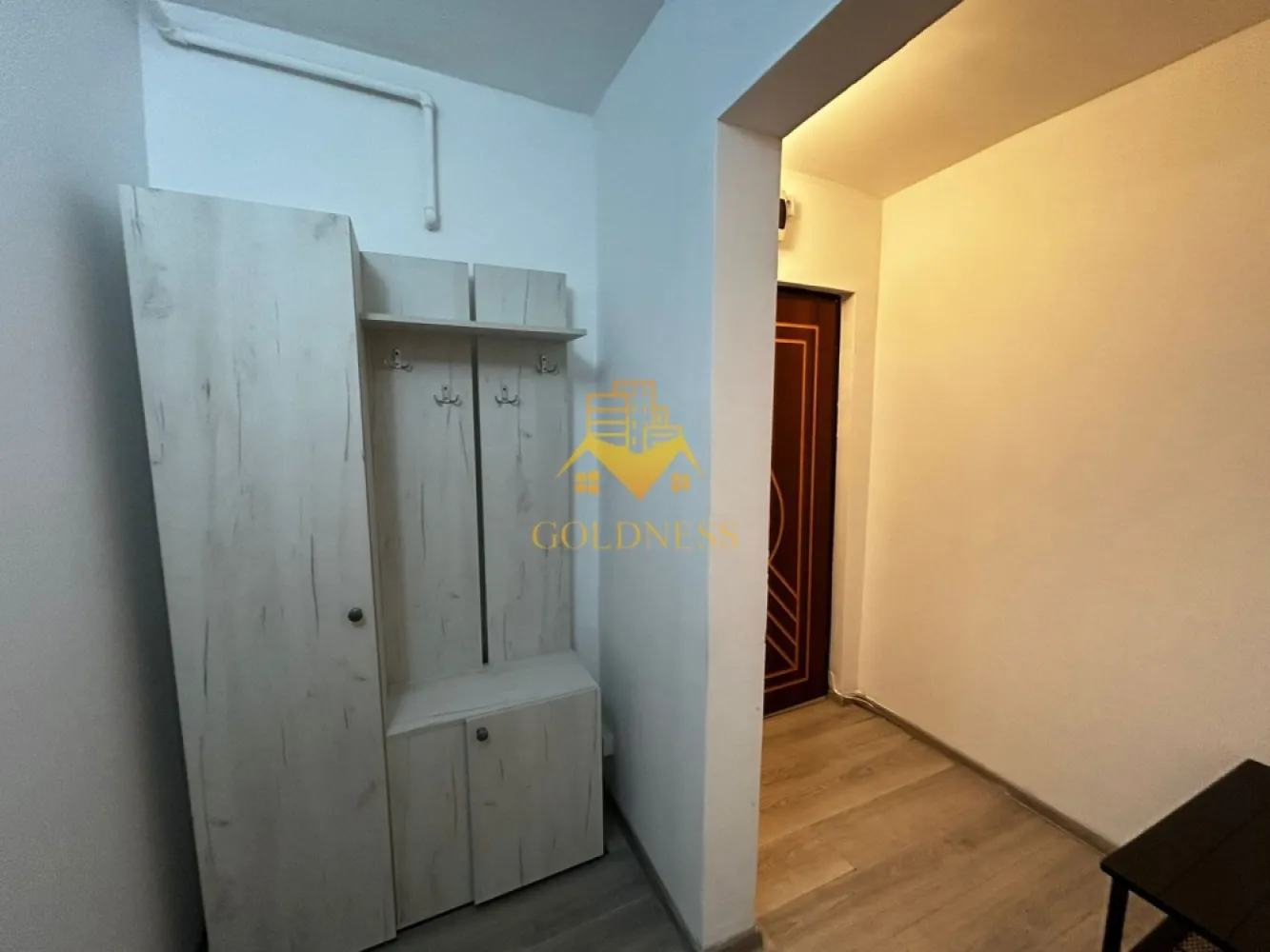 2 camere open space, Zorilor, Louis Pateur, UMF UTCN, USAMV - GOLDNESS Imobiliare vă propune spre închiriere un apartament cu 2 camere complet mobilat și utilat, la etajul 1 într-un imobil de 4 etaje, în Cartierul Zorilor.
Se află în apropierea stațiilor de transport în comun, magazine, restaurante, spații verzi, farmacii, etc. 

Apartamentul este compartimentat astfel:
 - dormitor cu pat matrimonial, dressing, noptiere, birou
 - living cu bucatarie open space complet utilată și mobilată, canapea extensibilă, loc de servit masa 
 - baie cu dus walk-in, calorifer port prosop și dulap pentru depozitare.

Imobilul este dotat cu toate cele necesare- centrală proprie, frigider, aragaz, hotă, mașină de spălat haine, etc. 

Dacă sunteți interesați de acest apartament și doriți să îl vizionați, dar și pentru alte oferte nu ezitați să ne contactați telefonic sau prin e-mail. Vă stăm la dispoziție!
Pentru intermediere se percepe un comision de 50% din prețul chiriei!