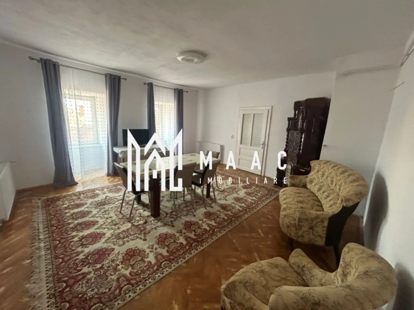 Apartament 4 camere decomandat | Ultracentral Sibiu | 100 mp, etaj 2 - Apartament cu 4 camere decomandat de închiriat în zona Ultracentrală din Sibiu, cu 100 mp utili, situat la etajul 2 al unui imobil cu 2 niveluri. Proprietatea este complet mobilată și utilată, disponibilă pentru mutare imediată și potrivită pentru locuire pe termen lung.

Detalii proprietate:
• Suprafață utilă: 100 mp
• Suprafață construită: 120 mp
• Compartimentare: 4 camere decomandate
• Configurație: living, 3 dormitoare, bucătărie, baie, balcon și pivniță
• Etaj 2 din 2
• Stare interioară: bună
• An construcție: 1930
• Confort 1
• Imobil finalizat
• Complet mobilat și utilat

Zonă și acces:
Apartamentul este amplasat în zona Ultracentrală a Sibiului, la câteva minute de mers pe jos de centrul istoric. Accesul este rapid către restaurante, cafenele, instituții publice, zone comerciale, școli, grădinițe și mijloace de transport, ceea ce face proprietatea practică pentru viața de zi cu zi în oraș.

Cod anunț CP3174239. Contactați-ne pentru o vizionare și pentru detalii suplimentare despre această proprietate disponibilă spre închiriere pe termen lung.