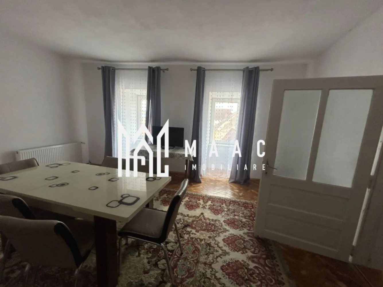 Apartament 4 camere decomandat | Ultracentral Sibiu | 100 mp, etaj 2 - Apartament cu 4 camere decomandat de închiriat în zona Ultracentrală din Sibiu, cu 100 mp utili, situat la etajul 2 al unui imobil cu 2 niveluri. Proprietatea este complet mobilată și utilată, disponibilă pentru mutare imediată și potrivită pentru locuire pe termen lung.

Detalii proprietate:
• Suprafață utilă: 100 mp
• Suprafață construită: 120 mp
• Compartimentare: 4 camere decomandate
• Configurație: living, 3 dormitoare, bucătărie, baie, balcon și pivniță
• Etaj 2 din 2
• Stare interioară: bună
• An construcție: 1930
• Confort 1
• Imobil finalizat
• Complet mobilat și utilat

Zonă și acces:
Apartamentul este amplasat în zona Ultracentrală a Sibiului, la câteva minute de mers pe jos de centrul istoric. Accesul este rapid către restaurante, cafenele, instituții publice, zone comerciale, școli, grădinițe și mijloace de transport, ceea ce face proprietatea practică pentru viața de zi cu zi în oraș.

Cod anunț CP3174239. Contactați-ne pentru o vizionare și pentru detalii suplimentare despre această proprietate disponibilă spre închiriere pe termen lung.