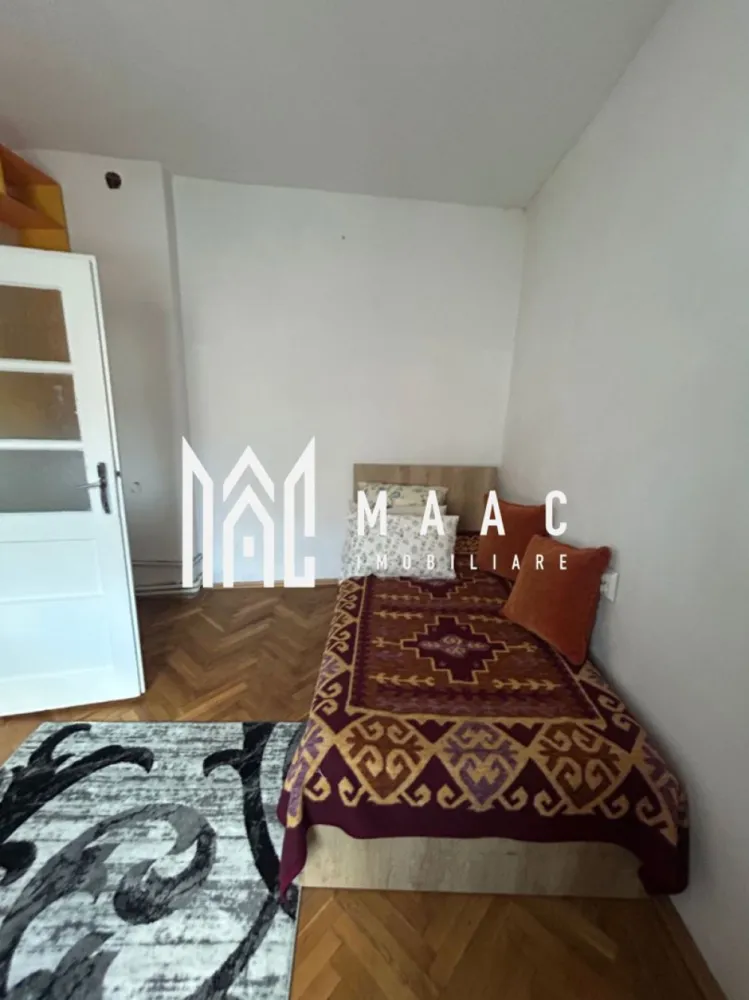 Apartament 4 camere decomandat | Ultracentral Sibiu | 100 mp, etaj 2 - Apartament cu 4 camere decomandat de închiriat în zona Ultracentrală din Sibiu, cu 100 mp utili, situat la etajul 2 al unui imobil cu 2 niveluri. Proprietatea este complet mobilată și utilată, disponibilă pentru mutare imediată și potrivită pentru locuire pe termen lung.

Detalii proprietate:
• Suprafață utilă: 100 mp
• Suprafață construită: 120 mp
• Compartimentare: 4 camere decomandate
• Configurație: living, 3 dormitoare, bucătărie, baie, balcon și pivniță
• Etaj 2 din 2
• Stare interioară: bună
• An construcție: 1930
• Confort 1
• Imobil finalizat
• Complet mobilat și utilat

Zonă și acces:
Apartamentul este amplasat în zona Ultracentrală a Sibiului, la câteva minute de mers pe jos de centrul istoric. Accesul este rapid către restaurante, cafenele, instituții publice, zone comerciale, școli, grădinițe și mijloace de transport, ceea ce face proprietatea practică pentru viața de zi cu zi în oraș.

Cod anunț CP3174239. Contactați-ne pentru o vizionare și pentru detalii suplimentare despre această proprietate disponibilă spre închiriere pe termen lung.