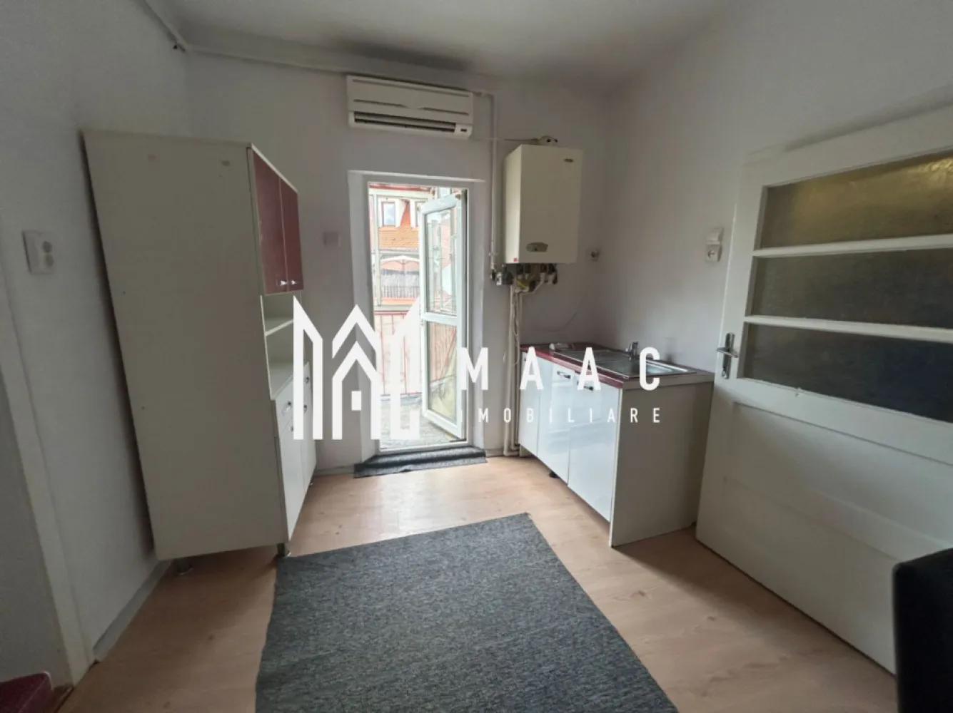 Apartament 4 camere decomandat | Ultracentral Sibiu | 100 mp, etaj 2 - Apartament cu 4 camere decomandat de închiriat în zona Ultracentrală din Sibiu, cu 100 mp utili, situat la etajul 2 al unui imobil cu 2 niveluri. Proprietatea este complet mobilată și utilată, disponibilă pentru mutare imediată și potrivită pentru locuire pe termen lung.

Detalii proprietate:
• Suprafață utilă: 100 mp
• Suprafață construită: 120 mp
• Compartimentare: 4 camere decomandate
• Configurație: living, 3 dormitoare, bucătărie, baie, balcon și pivniță
• Etaj 2 din 2
• Stare interioară: bună
• An construcție: 1930
• Confort 1
• Imobil finalizat
• Complet mobilat și utilat

Zonă și acces:
Apartamentul este amplasat în zona Ultracentrală a Sibiului, la câteva minute de mers pe jos de centrul istoric. Accesul este rapid către restaurante, cafenele, instituții publice, zone comerciale, școli, grădinițe și mijloace de transport, ceea ce face proprietatea practică pentru viața de zi cu zi în oraș.

Cod anunț CP3174239. Contactați-ne pentru o vizionare și pentru detalii suplimentare despre această proprietate disponibilă spre închiriere pe termen lung.