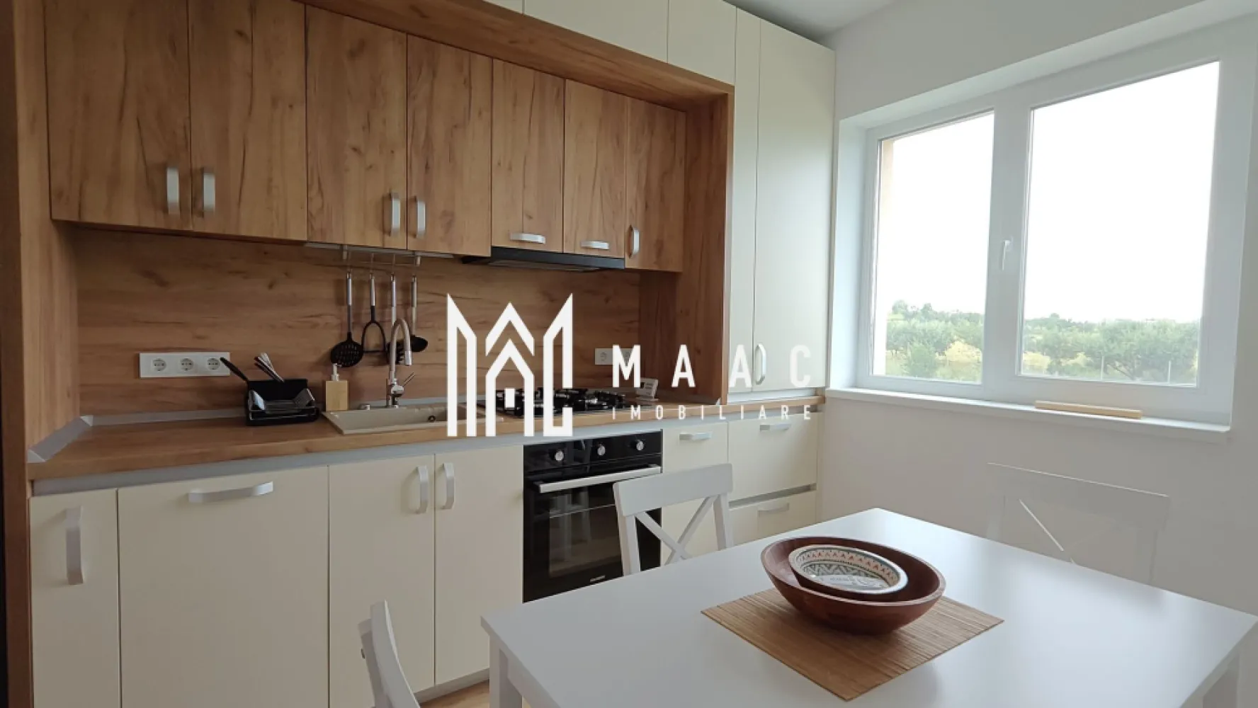Apartament 3 camere decomandat | Nord-Vest Sibiu | 70 mp, 2 băi, parcare - Apartament cu 3 camere decomandat de închiriat în zona Nord-Vest din Sibiu, pe Calea Șurii Mici, cu 70 mp utili, 2 băi, 2 balcoane și loc de parcare. Proprietatea este la prima închiriere, într-un imobil finalizat în 2023, și se oferă mobilată și utilată.

Detalii proprietate:
• Suprafață utilă: 70 mp (suprafață construită 84 mp)
• Compartimentare: living cu acces către balcon, 2 dormitoare, bucătărie închisă, 2 băi și hol de acces
• Etaj 1 din 6
• Bloc construit în 2023, construcție finalizată
• Stare interioară: finisat modern
• 2 balcoane
• Mobilat și utilat
• Al doilea dormitor poate fi mobilat în funcție de necesitățile chiriașului
• 1 loc de parcare inclus
• Confort 1

Apartamentul este amplasat pe Calea Șurii Mici, în zona Nord-Vest a Sibiului. Compartimentarea decomandată, cele 2 băi și cele 2 balcoane oferă o separare clară a spațiului de zi față de zona de odihnă, cu funcționalitate bună pentru locuire de zi cu zi.

Cod anunț CP3174240. Contactați-ne pentru o vizionare și pentru detalii suplimentare despre această proprietate disponibilă spre închiriere.