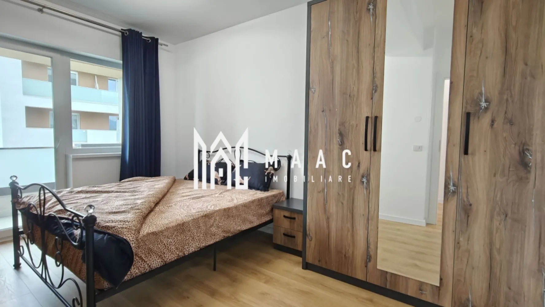 Apartament 3 camere decomandat | Nord-Vest Sibiu | 70 mp, 2 băi, parcare - Apartament cu 3 camere decomandat de închiriat în zona Nord-Vest din Sibiu, pe Calea Șurii Mici, cu 70 mp utili, 2 băi, 2 balcoane și loc de parcare. Proprietatea este la prima închiriere, într-un imobil finalizat în 2023, și se oferă mobilată și utilată.

Detalii proprietate:
• Suprafață utilă: 70 mp (suprafață construită 84 mp)
• Compartimentare: living cu acces către balcon, 2 dormitoare, bucătărie închisă, 2 băi și hol de acces
• Etaj 1 din 6
• Bloc construit în 2023, construcție finalizată
• Stare interioară: finisat modern
• 2 balcoane
• Mobilat și utilat
• Al doilea dormitor poate fi mobilat în funcție de necesitățile chiriașului
• 1 loc de parcare inclus
• Confort 1

Apartamentul este amplasat pe Calea Șurii Mici, în zona Nord-Vest a Sibiului. Compartimentarea decomandată, cele 2 băi și cele 2 balcoane oferă o separare clară a spațiului de zi față de zona de odihnă, cu funcționalitate bună pentru locuire de zi cu zi.

Cod anunț CP3174240. Contactați-ne pentru o vizionare și pentru detalii suplimentare despre această proprietate disponibilă spre închiriere.