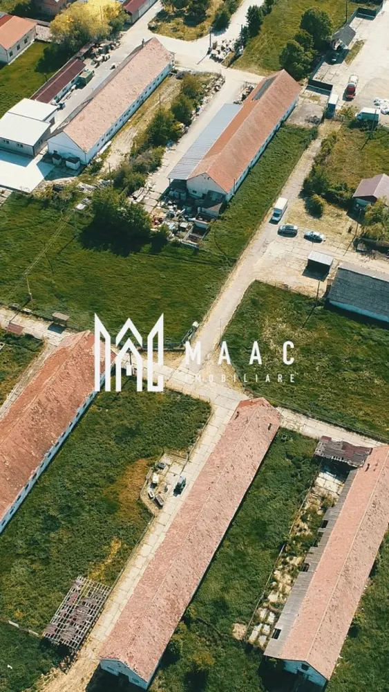 Teren intravilan I 70.000 mp I Front Stradal I Apoldu de Sus - MAAC Imobiliare propune spre vânzare un lot de teren intravilan situat în localitatea Apoldu de Sus, județul Sibiu, ideal pentru dezvoltări rezidențiale sau industriale.

Terenul are o suprafață generoasă de 70.000 mp, este drept, fără înclinație, și beneficiază de un front stradal de aproximativ 160 m, oferind multiple posibilități de parcelare sau dezvoltare.

Pe teren se află construcții tip hală pentru creșterea animalelor, care pot fi modernizate sau demolate, în funcție de necesitățile viitorului proprietar.

Utilități și facilități
Apă menajeră – racord existent
Electricitate trifazică – ideală pentru activități industriale
Supraveghere video
Acces auto pentru trafic ușor și greu, potrivit pentru logistică sau exploatare industrială

Proprietatea reprezintă o oportunitate excelentă atât pentru investiții, cât și pentru dezvoltări de amploare într-o zonă cu accesibilitate bună și potențial ridicat.

Pentru mai multe detalii contactați MAAC Imobiliare, specificând ID CP3112893.