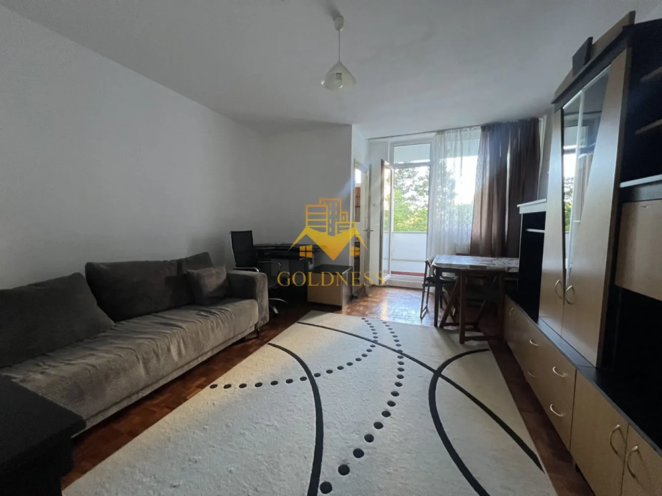 1 camera, Gheorgheni, Iulius Mall, FSEGA, Unirii, Lidl, Detunata - GOLDNESS Imobiliare vă propune spre închiriere un apartament cu o camera complet mobilat și utilat, la etajul 3 într-un imobil de 10 etaje, în Cartierul Gheorgheni
Se află în apropierea stațiilor de transport în comun, magazine, restaurante, spații verzi, farmacii, etc. 

 Apartamentul este compartimentat astfel :
 - o camera cu canapea extensibila, dulap, birou cu scaun, loc de servit masa
 - baie cu cada , calorifer port prosop și dulap pentru depozitare.
 -bucatarie decomandata cu aragaz, hota, 
 - balcon 5 mp

Imobilul este dotat cu toate cele necesare- termoficare, frigider, aragaz, hotă, mașină de spălat haine, etc. 

Dacă sunteți interesați de acest apartament și doriți să îl vizionați, dar și pentru alte oferte nu ezitați să ne contactați telefonic sau prin e-mail. Vă stăm la dispoziție!
Pentru intermediere se percepe un comision de 50% din prețul chiriei!