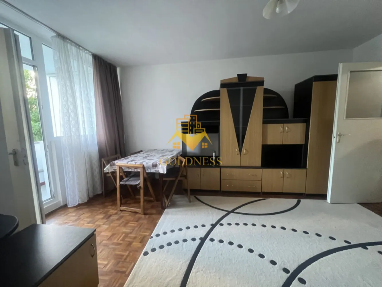 1 camera, Gheorgheni, Iulius Mall, FSEGA, Unirii, Lidl, Detunata - GOLDNESS Imobiliare vă propune spre închiriere un apartament cu o camera complet mobilat și utilat, la etajul 3 într-un imobil de 10 etaje, în Cartierul Gheorgheni
Se află în apropierea stațiilor de transport în comun, magazine, restaurante, spații verzi, farmacii, etc. 

 Apartamentul este compartimentat astfel :
 - o camera cu canapea extensibila, dulap, birou cu scaun, loc de servit masa
 - baie cu cada , calorifer port prosop și dulap pentru depozitare.
 -bucatarie decomandata cu aragaz, hota, 
 - balcon 5 mp

Imobilul este dotat cu toate cele necesare- termoficare, frigider, aragaz, hotă, mașină de spălat haine, etc. 

Dacă sunteți interesați de acest apartament și doriți să îl vizionați, dar și pentru alte oferte nu ezitați să ne contactați telefonic sau prin e-mail. Vă stăm la dispoziție!
Pentru intermediere se percepe un comision de 50% din prețul chiriei!
