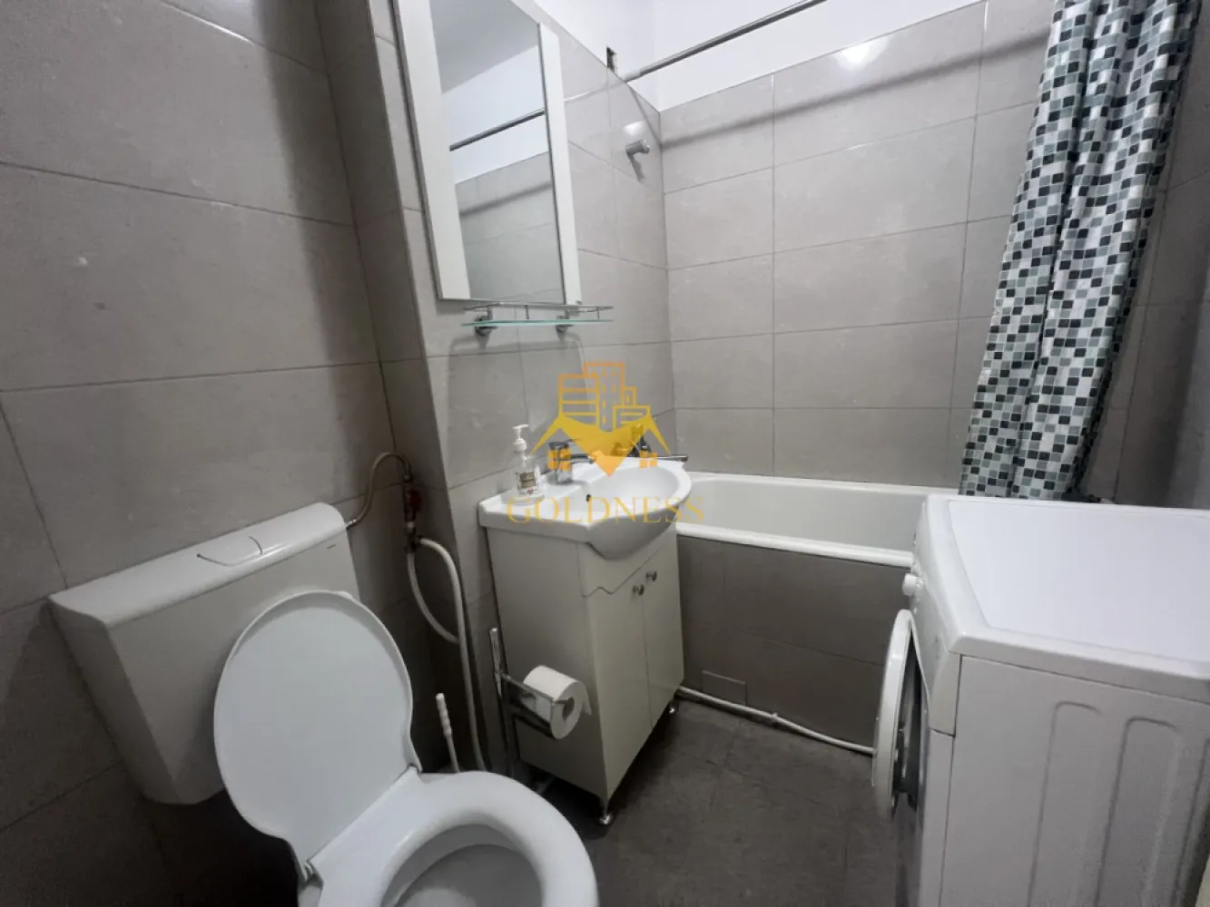 1 camera, Gheorgheni, Iulius Mall, FSEGA, Unirii, Lidl, Detunata - GOLDNESS Imobiliare vă propune spre închiriere un apartament cu o camera complet mobilat și utilat, la etajul 3 într-un imobil de 10 etaje, în Cartierul Gheorgheni
Se află în apropierea stațiilor de transport în comun, magazine, restaurante, spații verzi, farmacii, etc. 

 Apartamentul este compartimentat astfel :
 - o camera cu canapea extensibila, dulap, birou cu scaun, loc de servit masa
 - baie cu cada , calorifer port prosop și dulap pentru depozitare.
 -bucatarie decomandata cu aragaz, hota, 
 - balcon 5 mp

Imobilul este dotat cu toate cele necesare- termoficare, frigider, aragaz, hotă, mașină de spălat haine, etc. 

Dacă sunteți interesați de acest apartament și doriți să îl vizionați, dar și pentru alte oferte nu ezitați să ne contactați telefonic sau prin e-mail. Vă stăm la dispoziție!
Pentru intermediere se percepe un comision de 50% din prețul chiriei!