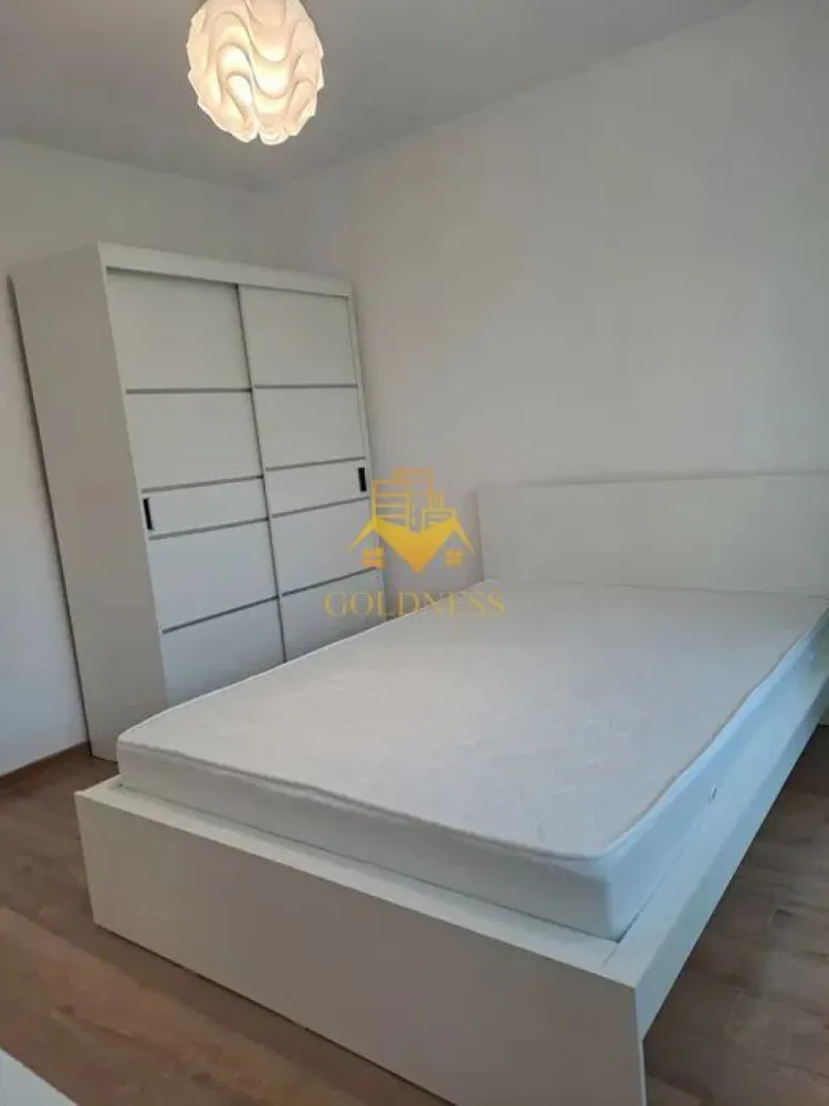 3 camere decomandate, Modern, UMF, UTCN, USAMV, Zorilor - GOLDNESS Imobiliare vă propune spre închiriere un apartament cu 2 camere complet mobilat și utilat, la etajul 2 într-un imobil de 4 etaje, în Cartierul Zorilor.
Posibilitate de parcare langa bloc!
Se află în apropierea stațiilor de transport în comun, magazine, restaurante, spații verzi, farmacii, etc. 

Apartamentul este compartimentat astfel:
 - dormitor cu pat matrimonial, dulap, noptiere
 - camera cu canapea extensibila, dulap, birou
 - living cu canapea extensibila, pat matrimonial, dulap
 - bucatarie complet utilată și mobilată, loc de servit masa 
 - baie cu cada, calorifer port prosop și dulap pentru depozitare.
 - baie de serviciu.
 - doua balcoane fiecare de 5 mp

Imobilul este dotat cu toate cele necesare- centrală proprie, frigider, aragaz, hotă, mașină de spălat haine, etc. 

Dacă sunteți interesați de acest apartament și doriți să îl vizionați, dar și pentru alte oferte nu ezitați să ne contactați telefonic sau prin e-mail. Vă stăm la dispoziție!
Pentru intermediere se percepe un comision de 50% din prețul chiriei!