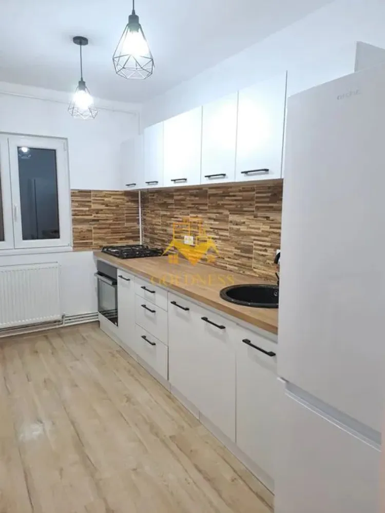 3 camere decomandate, Modern, UMF, UTCN, USAMV, Zorilor - GOLDNESS Imobiliare vă propune spre închiriere un apartament cu 2 camere complet mobilat și utilat, la etajul 2 într-un imobil de 4 etaje, în Cartierul Zorilor.
Posibilitate de parcare langa bloc!
Se află în apropierea stațiilor de transport în comun, magazine, restaurante, spații verzi, farmacii, etc. 

Apartamentul este compartimentat astfel:
 - dormitor cu pat matrimonial, dulap, noptiere
 - camera cu canapea extensibila, dulap, birou
 - living cu canapea extensibila, pat matrimonial, dulap
 - bucatarie complet utilată și mobilată, loc de servit masa 
 - baie cu cada, calorifer port prosop și dulap pentru depozitare.
 - baie de serviciu.
 - doua balcoane fiecare de 5 mp

Imobilul este dotat cu toate cele necesare- centrală proprie, frigider, aragaz, hotă, mașină de spălat haine, etc. 

Dacă sunteți interesați de acest apartament și doriți să îl vizionați, dar și pentru alte oferte nu ezitați să ne contactați telefonic sau prin e-mail. Vă stăm la dispoziție!
Pentru intermediere se percepe un comision de 50% din prețul chiriei!