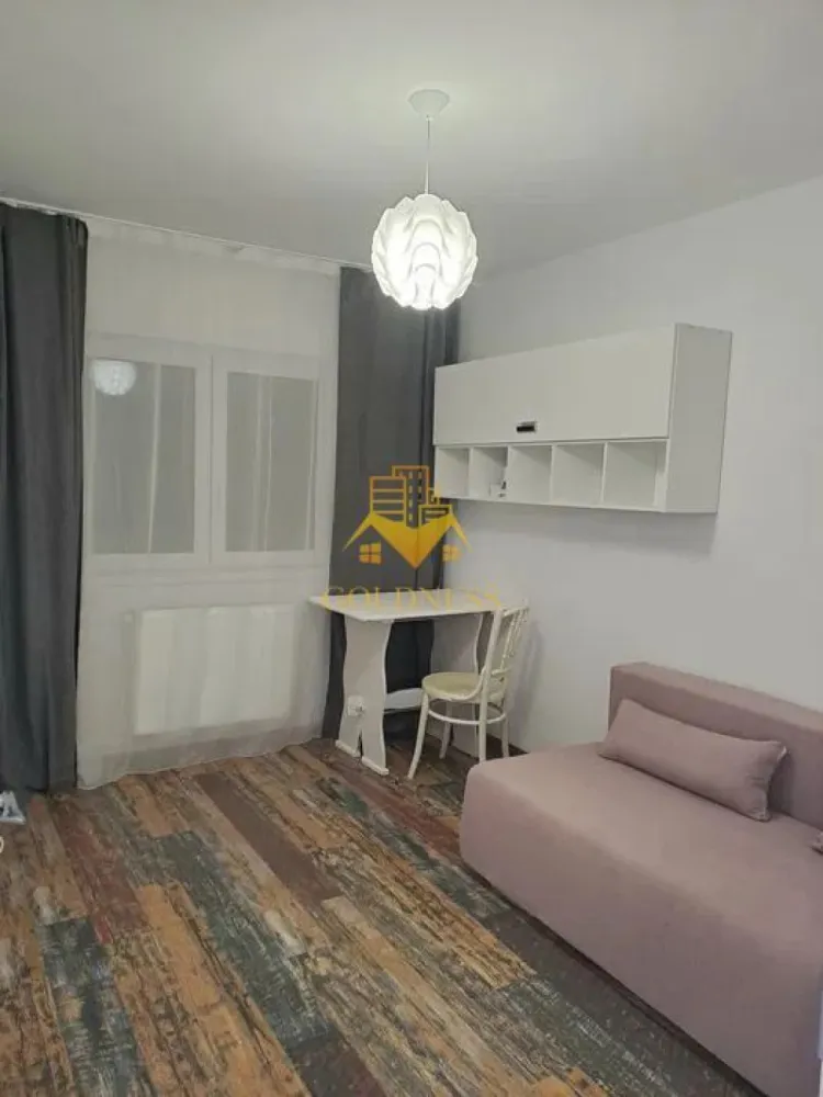 3 camere decomandate, Modern, UMF, UTCN, USAMV, Zorilor - GOLDNESS Imobiliare vă propune spre închiriere un apartament cu 2 camere complet mobilat și utilat, la etajul 2 într-un imobil de 4 etaje, în Cartierul Zorilor.
Posibilitate de parcare langa bloc!
Se află în apropierea stațiilor de transport în comun, magazine, restaurante, spații verzi, farmacii, etc. 

Apartamentul este compartimentat astfel:
 - dormitor cu pat matrimonial, dulap, noptiere
 - camera cu canapea extensibila, dulap, birou
 - living cu canapea extensibila, pat matrimonial, dulap
 - bucatarie complet utilată și mobilată, loc de servit masa 
 - baie cu cada, calorifer port prosop și dulap pentru depozitare.
 - baie de serviciu.
 - doua balcoane fiecare de 5 mp

Imobilul este dotat cu toate cele necesare- centrală proprie, frigider, aragaz, hotă, mașină de spălat haine, etc. 

Dacă sunteți interesați de acest apartament și doriți să îl vizionați, dar și pentru alte oferte nu ezitați să ne contactați telefonic sau prin e-mail. Vă stăm la dispoziție!
Pentru intermediere se percepe un comision de 50% din prețul chiriei!