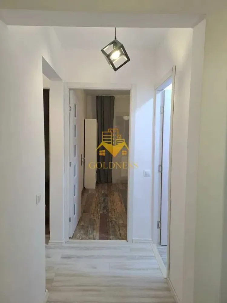 3 camere decomandate, Modern, UMF, UTCN, USAMV, Zorilor - GOLDNESS Imobiliare vă propune spre închiriere un apartament cu 2 camere complet mobilat și utilat, la etajul 2 într-un imobil de 4 etaje, în Cartierul Zorilor.
Posibilitate de parcare langa bloc!
Se află în apropierea stațiilor de transport în comun, magazine, restaurante, spații verzi, farmacii, etc. 

Apartamentul este compartimentat astfel:
 - dormitor cu pat matrimonial, dulap, noptiere
 - camera cu canapea extensibila, dulap, birou
 - living cu canapea extensibila, pat matrimonial, dulap
 - bucatarie complet utilată și mobilată, loc de servit masa 
 - baie cu cada, calorifer port prosop și dulap pentru depozitare.
 - baie de serviciu.
 - doua balcoane fiecare de 5 mp

Imobilul este dotat cu toate cele necesare- centrală proprie, frigider, aragaz, hotă, mașină de spălat haine, etc. 

Dacă sunteți interesați de acest apartament și doriți să îl vizionați, dar și pentru alte oferte nu ezitați să ne contactați telefonic sau prin e-mail. Vă stăm la dispoziție!
Pentru intermediere se percepe un comision de 50% din prețul chiriei!