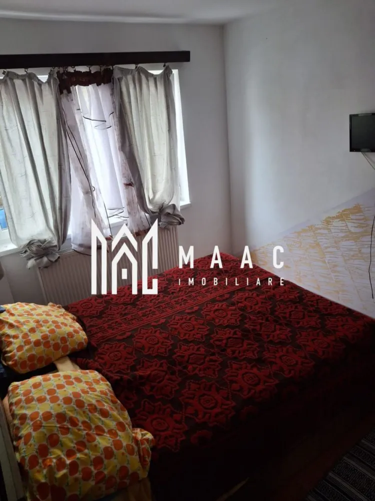 Apartament 3 camere decomandat | Terezian, Sibiu | 70 mp, parcare, 2 băi - Apartament cu 3 camere decomandat, situat în zona Terezian din Sibiu, cu 70 mp utili, 2 băi și loc de parcare subteran. Proprietatea este potrivită pentru locuire și pentru cei care caută o compartimentare practică, într-un imobil construit în 2011.

Detalii proprietate:
• Suprafață utilă: 70 mp
• Compartimentare: decomandat
• Configurație: living, 2 dormitoare, bucătărie separată, 2 băi
• Baie principală cu cadă cu hidromasaj și bideu
• Baie de serviciu cu cabină de duș și zonă de lavanderie
• Parter înalt, într-un imobil cu 4 etaje
• An construcție: 2011
• Stare interior: necesită renovare
• Status construcție: finisat
• Orientare: Sud-Est
• Confort 2
• Loc de parcare subteran, proprietate personală
• Debara aferentă locului de parcare

Zonă și acces:
Apartamentul este amplasat în Terezian, cu stație de autobuz la aproximativ 100 m și acces rapid către ieșirea spre autostradă. În apropiere se regăsesc magazine, școli, grădinițe și alte puncte de interes, iar poziționarea oferă conexiune bună către principalele artere ale orașului.

Contactați-ne pentru o vizionare și menționați Cod anunț CP3174191.
