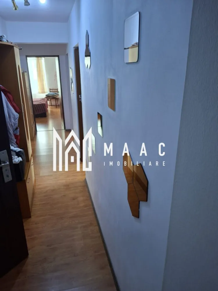 Apartament 3 camere decomandat | Terezian, Sibiu | 70 mp, parcare, 2 băi - Apartament cu 3 camere decomandat, situat în zona Terezian din Sibiu, cu 70 mp utili, 2 băi și loc de parcare subteran. Proprietatea este potrivită pentru locuire și pentru cei care caută o compartimentare practică, într-un imobil construit în 2011.

Detalii proprietate:
• Suprafață utilă: 70 mp
• Compartimentare: decomandat
• Configurație: living, 2 dormitoare, bucătărie separată, 2 băi
• Baie principală cu cadă cu hidromasaj și bideu
• Baie de serviciu cu cabină de duș și zonă de lavanderie
• Parter înalt, într-un imobil cu 4 etaje
• An construcție: 2011
• Stare interior: necesită renovare
• Status construcție: finisat
• Orientare: Sud-Est
• Confort 2
• Loc de parcare subteran, proprietate personală
• Debara aferentă locului de parcare

Zonă și acces:
Apartamentul este amplasat în Terezian, cu stație de autobuz la aproximativ 100 m și acces rapid către ieșirea spre autostradă. În apropiere se regăsesc magazine, școli, grădinițe și alte puncte de interes, iar poziționarea oferă conexiune bună către principalele artere ale orașului.

Contactați-ne pentru o vizionare și menționați Cod anunț CP3174191.
