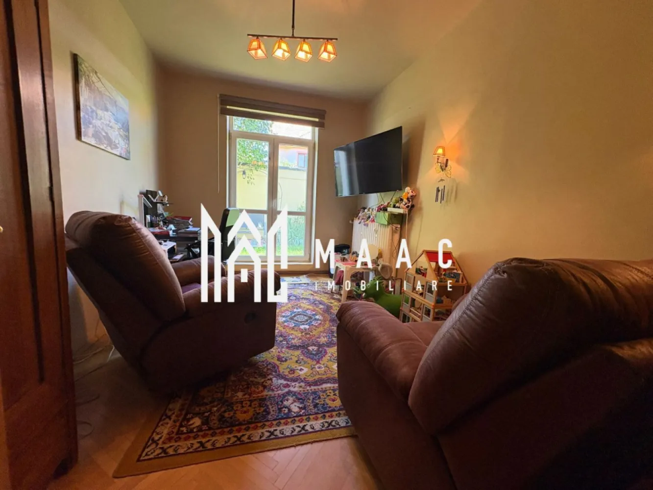 Casa individuala | 5 Camere | Teren 305 MP | Trei Stejari - MAAC Imobiliare va prezinta o Casă individuală, ideală pentru locuință sau investiție – Zona Trei Stejari.

Se afla 2 proprietati in curte, aceasta fiind siituata in partea din spate, avand drept de servitute.

Caracteristici:
Suprafață utilă: 200 mp
Suprafață teren: 305 mp
Suprafață liberă: 115 mp 
An renovare: 2024
Construcție solidă, cu spații generoase și funcționale

Compartimentare:
Demisol:
Pivniță uscată, bine ventilată, în suprafață de 36 mp, ideală pentru depozitare sau crama

Parter:
Living generos, luminos, bucătărie separată, funcțională, cu acces direct către curte, două băi complet amenajate, hol spațios de distribuție, 3 camere ce pot fi configurate ca dormitoare, birou sau cameră de oaspeți.

Etaj:
3 dormitoare, dintre care două sunt la stadiul de gri – posibilitatea personalizării finisajelor de către viitorul proprietar
O baie (de asemenea la stadiul de gri), cu toate instalațiile pregătite
Două balcoane cu priveliște deschisă

Curte și anexe:
Garaj de 36 mp, cu acces direct din curte
Carport acoperit pentru a doua mașină
Magazie de scule – utilă pentru depozitare și întreținere
Toaletă de serviciu în exterior, practică pentru zilele petrecute în curte

Avantaje cheie:
Casă complet renovată în 2024
Zonă exclusiv de case, aerisită, cu vecini de calitate
Acces rapid către centrul orașului, dar și către zonele verzi și liniștite ale orașului

Pentru mai multe detalii, precizati telefonic ca ati vazut anuntul cu ID: CP2538220