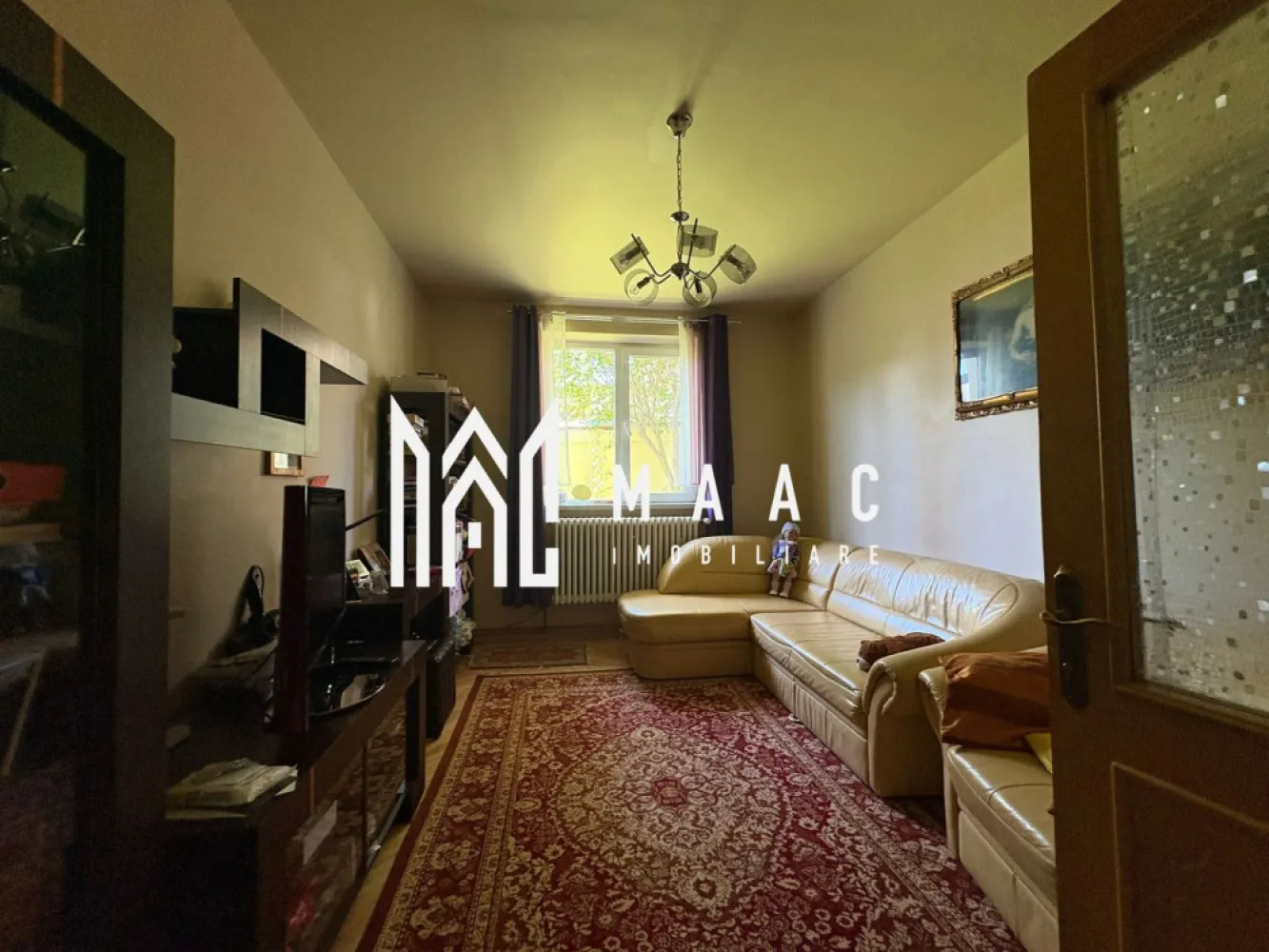 Casa individuala | 5 Camere | Teren 305 MP | Trei Stejari - MAAC Imobiliare va prezinta o Casă individuală, ideală pentru locuință sau investiție – Zona Trei Stejari.

Se afla 2 proprietati in curte, aceasta fiind siituata in partea din spate, avand drept de servitute.

Caracteristici:
Suprafață utilă: 200 mp
Suprafață teren: 305 mp
Suprafață liberă: 115 mp 
An renovare: 2024
Construcție solidă, cu spații generoase și funcționale

Compartimentare:
Demisol:
Pivniță uscată, bine ventilată, în suprafață de 36 mp, ideală pentru depozitare sau crama

Parter:
Living generos, luminos, bucătărie separată, funcțională, cu acces direct către curte, două băi complet amenajate, hol spațios de distribuție, 3 camere ce pot fi configurate ca dormitoare, birou sau cameră de oaspeți.

Etaj:
3 dormitoare, dintre care două sunt la stadiul de gri – posibilitatea personalizării finisajelor de către viitorul proprietar
O baie (de asemenea la stadiul de gri), cu toate instalațiile pregătite
Două balcoane cu priveliște deschisă

Curte și anexe:
Garaj de 36 mp, cu acces direct din curte
Carport acoperit pentru a doua mașină
Magazie de scule – utilă pentru depozitare și întreținere
Toaletă de serviciu în exterior, practică pentru zilele petrecute în curte

Avantaje cheie:
Casă complet renovată în 2024
Zonă exclusiv de case, aerisită, cu vecini de calitate
Acces rapid către centrul orașului, dar și către zonele verzi și liniștite ale orașului

Pentru mai multe detalii, precizati telefonic ca ati vazut anuntul cu ID: CP2538220