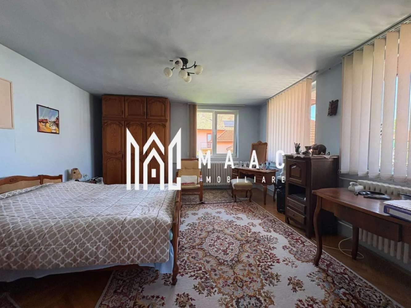 Casa individuala | 5 Camere | Teren 305 MP | Trei Stejari - MAAC Imobiliare va prezinta o Casă individuală, ideală pentru locuință sau investiție – Zona Trei Stejari.

Se afla 2 proprietati in curte, aceasta fiind siituata in partea din spate, avand drept de servitute.

Caracteristici:
Suprafață utilă: 200 mp
Suprafață teren: 305 mp
Suprafață liberă: 115 mp 
An renovare: 2024
Construcție solidă, cu spații generoase și funcționale

Compartimentare:
Demisol:
Pivniță uscată, bine ventilată, în suprafață de 36 mp, ideală pentru depozitare sau crama

Parter:
Living generos, luminos, bucătărie separată, funcțională, cu acces direct către curte, două băi complet amenajate, hol spațios de distribuție, 3 camere ce pot fi configurate ca dormitoare, birou sau cameră de oaspeți.

Etaj:
3 dormitoare, dintre care două sunt la stadiul de gri – posibilitatea personalizării finisajelor de către viitorul proprietar
O baie (de asemenea la stadiul de gri), cu toate instalațiile pregătite
Două balcoane cu priveliște deschisă

Curte și anexe:
Garaj de 36 mp, cu acces direct din curte
Carport acoperit pentru a doua mașină
Magazie de scule – utilă pentru depozitare și întreținere
Toaletă de serviciu în exterior, practică pentru zilele petrecute în curte

Avantaje cheie:
Casă complet renovată în 2024
Zonă exclusiv de case, aerisită, cu vecini de calitate
Acces rapid către centrul orașului, dar și către zonele verzi și liniștite ale orașului

Pentru mai multe detalii, precizati telefonic ca ati vazut anuntul cu ID: CP2538220