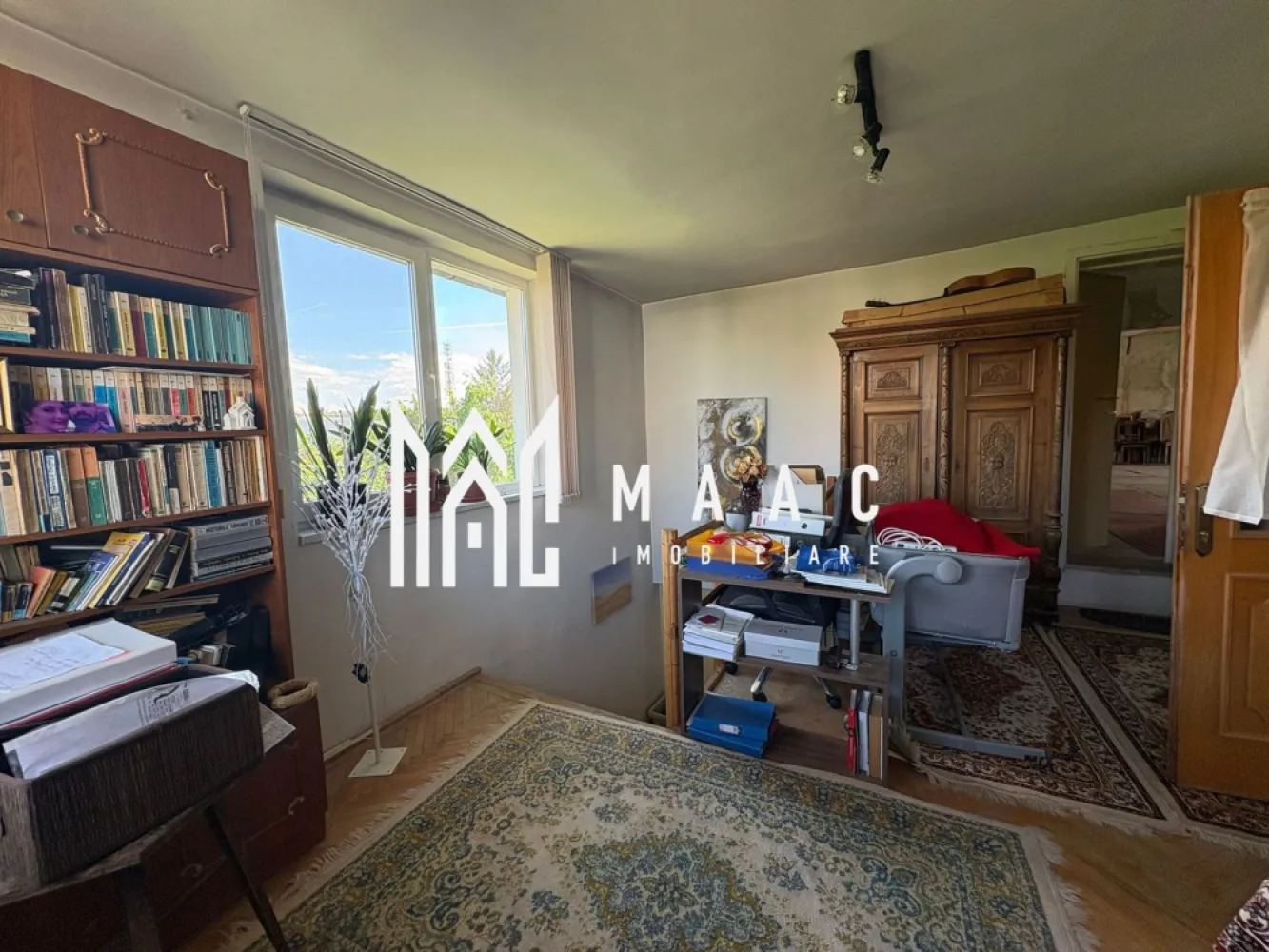 Casa individuala | 5 Camere | Teren 305 MP | Trei Stejari - MAAC Imobiliare va prezinta o Casă individuală, ideală pentru locuință sau investiție – Zona Trei Stejari.

Se afla 2 proprietati in curte, aceasta fiind siituata in partea din spate, avand drept de servitute.

Caracteristici:
Suprafață utilă: 200 mp
Suprafață teren: 305 mp
Suprafață liberă: 115 mp 
An renovare: 2024
Construcție solidă, cu spații generoase și funcționale

Compartimentare:
Demisol:
Pivniță uscată, bine ventilată, în suprafață de 36 mp, ideală pentru depozitare sau crama

Parter:
Living generos, luminos, bucătărie separată, funcțională, cu acces direct către curte, două băi complet amenajate, hol spațios de distribuție, 3 camere ce pot fi configurate ca dormitoare, birou sau cameră de oaspeți.

Etaj:
3 dormitoare, dintre care două sunt la stadiul de gri – posibilitatea personalizării finisajelor de către viitorul proprietar
O baie (de asemenea la stadiul de gri), cu toate instalațiile pregătite
Două balcoane cu priveliște deschisă

Curte și anexe:
Garaj de 36 mp, cu acces direct din curte
Carport acoperit pentru a doua mașină
Magazie de scule – utilă pentru depozitare și întreținere
Toaletă de serviciu în exterior, practică pentru zilele petrecute în curte

Avantaje cheie:
Casă complet renovată în 2024
Zonă exclusiv de case, aerisită, cu vecini de calitate
Acces rapid către centrul orașului, dar și către zonele verzi și liniștite ale orașului

Pentru mai multe detalii, precizati telefonic ca ati vazut anuntul cu ID: CP2538220