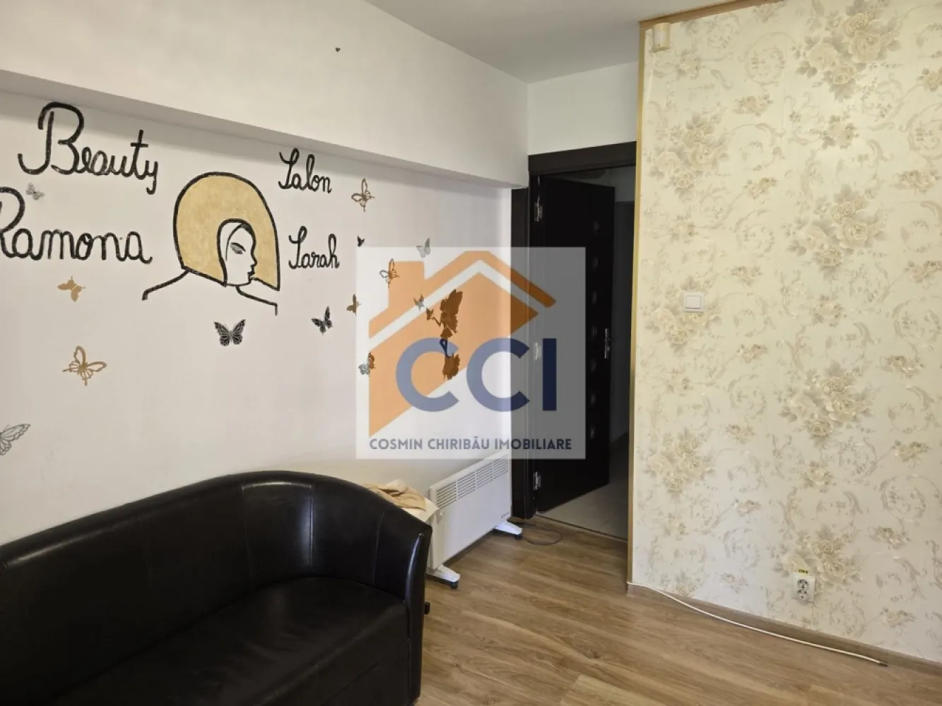 Spatiu Comercial ideal pentru afaceri de succes! - 𝗗𝗲 𝗶𝗻𝗰𝗵𝗶𝗿𝗶𝗮𝘁: 𝗦𝗽𝗮𝘁𝗶𝘂 𝗰𝗼𝗺𝗲𝗿𝗰𝗶𝗮𝗹 𝗶𝗱𝗲𝗮𝗹 𝗽𝗲𝗻𝘁𝗿𝘂 𝗮𝗳𝗮𝗰𝗲𝗿𝗶 𝗱𝗲 𝘀𝘂𝗰𝗰𝗲𝘀 – 𝗦𝘁𝗿𝗮𝗱𝗮 𝟗 𝗠𝗮𝗶 𝟏𝟓, 𝗕𝗮𝗰𝗮𝘂
Dacă ești în căutarea unei locații potrivite pentru a-ți dezvolta afacerea, acest spațiu comercial reprezintă o alegere inspirată!
 Situat la parterul unui bloc, pe strada 9 Mai – într-o zonă cu trafic constant – oferă vizibilitate bună și acces facil pentru clienți.
Cu o suprafață de 60 mp, spațiul este luminos, bine compartimentat și ușor de adaptat, fiind potrivit pentru:
* salon de înfrumusețare sau barber shop
* cabinet medical, stomatologic sau de terapii alternative
* florărie sau boutique
* birou servicii sau alte activități comerciale
Accesul direct din stradă și poziționarea practică îl fac ușor de integrat în nevoile oricărui business aflat în dezvoltare.
 Avantaje:
* Locație bună, într-o zonă activă
* Parter – acces rapid pentru clienți
* 60 mp ușor de personalizat
* Utilități complete
Prețul de închiriere este de 400 euro/lună.
Pentru detalii suplimentare sau vizionare, te invităm să ne contactezi!
Daca esti interesat, te invit sa ma contactezi pentru o vizionare.