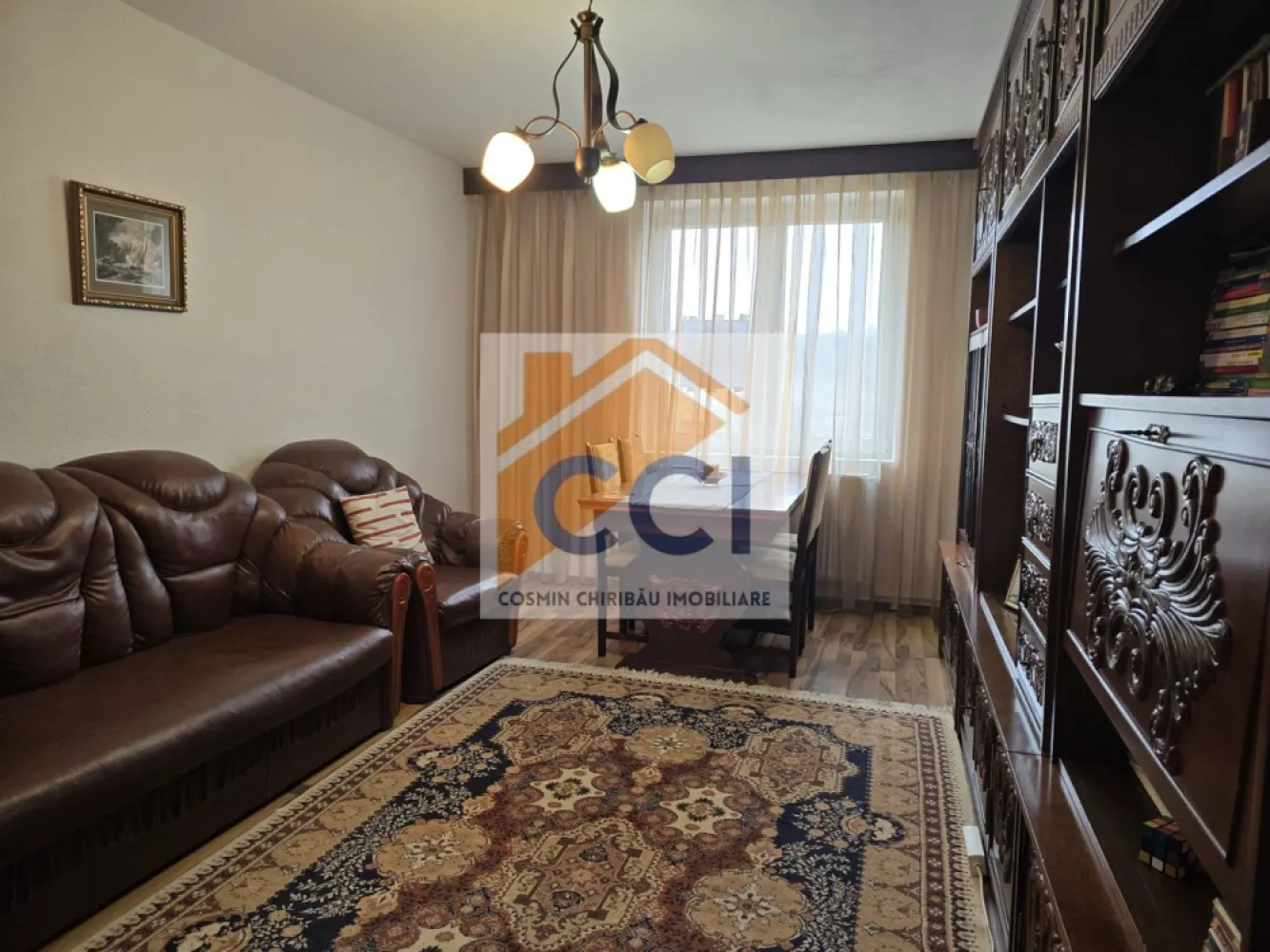 LOC. RACACIUNI, APARTAMENT 3 CAMERE - Va propunem spre vânzare un apartament confortabil și bine întreținut, situat în Comuna Răcăciuni, județul Bacău, pe strada Blocurilor nr. 5, bloc 5, scara A, etaj 2. (din 3)

Proprietatea este intabulată în anul 2025 și se evidențiază printr-un nivel ridicat de confort și eficiență energetică, fiind izolată termic și dotată cu ferestre termopan în toate încăperile. Terasa, de asemenea izolată și închisă cu geamuri termopan (cu o mică zonă deschisă), oferă un spațiu suplimentar ideal pentru relaxare.

Apartamentul are o structura decomandata de 3 camere, beneficiind de o baie modernă și o bucătărie generoasă, perfectă pentru activitățile zilnice ale unei familii. Se află într-o zonă foarte bună, liniștită și bine conectată la facilitățile locale.

Din punct de vedere al încălzirii, imobilul este echipat cu centrală termică electrică, cu posibilitatea de conversie către un sistem pe peleți (centrală sau termosemineu), datorită existenței unui coș de fum individual. În plus, fiecare dormitor este prevăzut cu sobă de teracotă, oferind o alternativă practică și eficientă.

Baia este dotată cu boiler electric, asigurând apă caldă atât pentru baie, cât și pentru bucătărie.

Apartamentul se vinde complet mobilat, iar bucătăria este utilată cu aragaz cu butelie, hotă și mașină de spălat rufe.

Localizare și facilități:

Acces facil către centre comerciale și restaurante
În apropiere de școli și grădinițe
La aproximativ 8 minute de mers pe jos de Primărie, Poștă și Poliție
În vecinătate: Casa de Cultură, farmacii, cabinet stomatologic și medic de familie
Acces rapid la unități bancare (CEC și BRD)
Aproape de stadion și gară

Transport:

Stație de autobuz pe E85 la doar 3 minute (legături directe cu autogara Bacău)
Gara la aproximativ 15 minute de mers pe jos

Această proprietate reprezintă o oportunitate excelentă pentru cei care își doresc un cămin confortabil, într-o zonă bine poziționată și cu acces rapid la toate facilitățile necesare.

Pentru mai multe detalii sau pentru programarea unei vizionări, vă stăm la dispoziție!