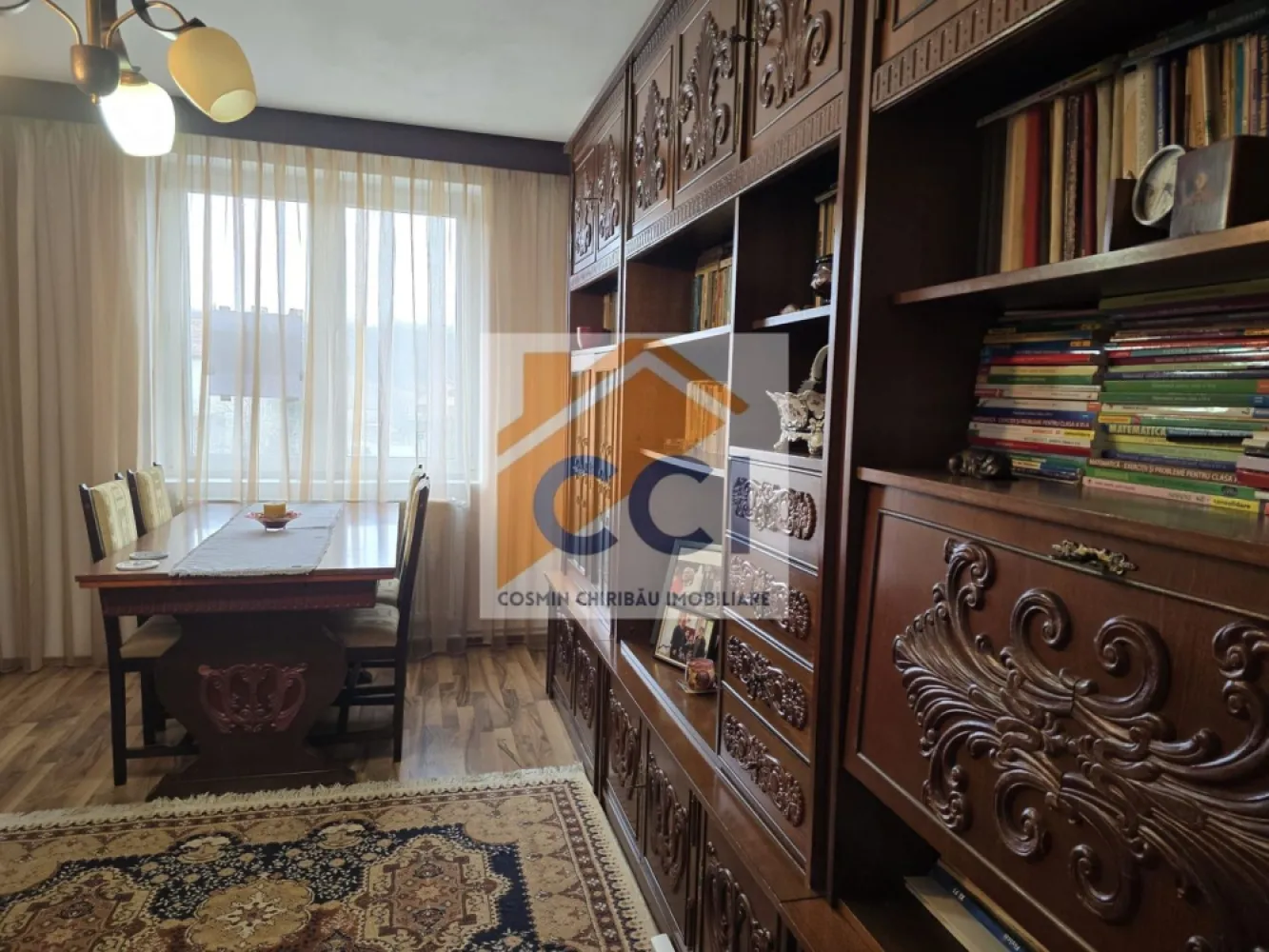 LOC. RACACIUNI, APARTAMENT 3 CAMERE - Va propunem spre vânzare un apartament confortabil și bine întreținut, situat în Comuna Răcăciuni, județul Bacău, pe strada Blocurilor nr. 5, bloc 5, scara A, etaj 2. (din 3)

Proprietatea este intabulată în anul 2025 și se evidențiază printr-un nivel ridicat de confort și eficiență energetică, fiind izolată termic și dotată cu ferestre termopan în toate încăperile. Terasa, de asemenea izolată și închisă cu geamuri termopan (cu o mică zonă deschisă), oferă un spațiu suplimentar ideal pentru relaxare.

Apartamentul are o structura decomandata de 3 camere, beneficiind de o baie modernă și o bucătărie generoasă, perfectă pentru activitățile zilnice ale unei familii. Se află într-o zonă foarte bună, liniștită și bine conectată la facilitățile locale.

Din punct de vedere al încălzirii, imobilul este echipat cu centrală termică electrică, cu posibilitatea de conversie către un sistem pe peleți (centrală sau termosemineu), datorită existenței unui coș de fum individual. În plus, fiecare dormitor este prevăzut cu sobă de teracotă, oferind o alternativă practică și eficientă.

Baia este dotată cu boiler electric, asigurând apă caldă atât pentru baie, cât și pentru bucătărie.

Apartamentul se vinde complet mobilat, iar bucătăria este utilată cu aragaz cu butelie, hotă și mașină de spălat rufe.

Localizare și facilități:

Acces facil către centre comerciale și restaurante
În apropiere de școli și grădinițe
La aproximativ 8 minute de mers pe jos de Primărie, Poștă și Poliție
În vecinătate: Casa de Cultură, farmacii, cabinet stomatologic și medic de familie
Acces rapid la unități bancare (CEC și BRD)
Aproape de stadion și gară

Transport:

Stație de autobuz pe E85 la doar 3 minute (legături directe cu autogara Bacău)
Gara la aproximativ 15 minute de mers pe jos

Această proprietate reprezintă o oportunitate excelentă pentru cei care își doresc un cămin confortabil, într-o zonă bine poziționată și cu acces rapid la toate facilitățile necesare.

Pentru mai multe detalii sau pentru programarea unei vizionări, vă stăm la dispoziție!