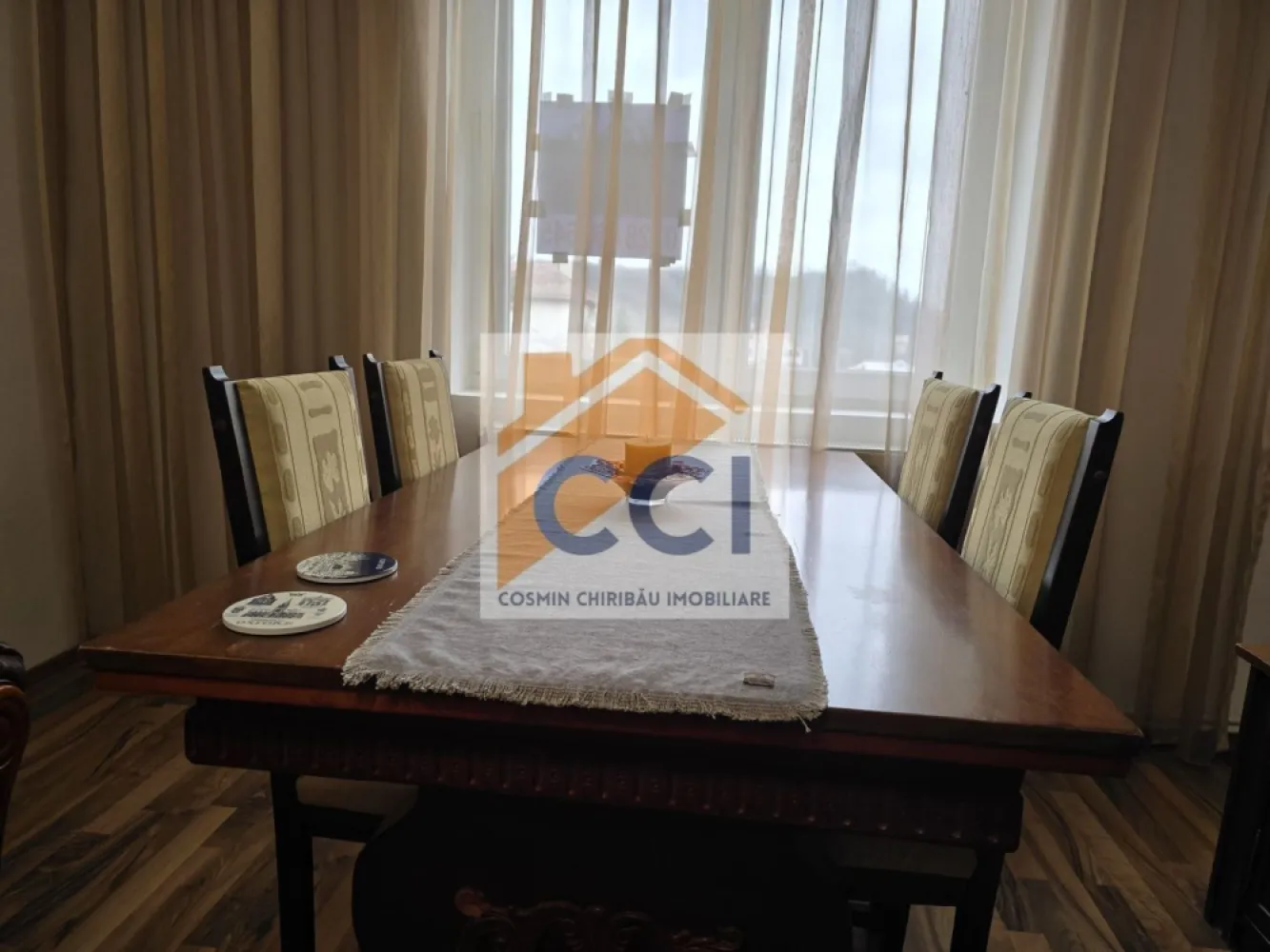 LOC. RACACIUNI, APARTAMENT 3 CAMERE - Va propunem spre vânzare un apartament confortabil și bine întreținut, situat în Comuna Răcăciuni, județul Bacău, pe strada Blocurilor nr. 5, bloc 5, scara A, etaj 2. (din 3)

Proprietatea este intabulată în anul 2025 și se evidențiază printr-un nivel ridicat de confort și eficiență energetică, fiind izolată termic și dotată cu ferestre termopan în toate încăperile. Terasa, de asemenea izolată și închisă cu geamuri termopan (cu o mică zonă deschisă), oferă un spațiu suplimentar ideal pentru relaxare.

Apartamentul are o structura decomandata de 3 camere, beneficiind de o baie modernă și o bucătărie generoasă, perfectă pentru activitățile zilnice ale unei familii. Se află într-o zonă foarte bună, liniștită și bine conectată la facilitățile locale.

Din punct de vedere al încălzirii, imobilul este echipat cu centrală termică electrică, cu posibilitatea de conversie către un sistem pe peleți (centrală sau termosemineu), datorită existenței unui coș de fum individual. În plus, fiecare dormitor este prevăzut cu sobă de teracotă, oferind o alternativă practică și eficientă.

Baia este dotată cu boiler electric, asigurând apă caldă atât pentru baie, cât și pentru bucătărie.

Apartamentul se vinde complet mobilat, iar bucătăria este utilată cu aragaz cu butelie, hotă și mașină de spălat rufe.

Localizare și facilități:

Acces facil către centre comerciale și restaurante
În apropiere de școli și grădinițe
La aproximativ 8 minute de mers pe jos de Primărie, Poștă și Poliție
În vecinătate: Casa de Cultură, farmacii, cabinet stomatologic și medic de familie
Acces rapid la unități bancare (CEC și BRD)
Aproape de stadion și gară

Transport:

Stație de autobuz pe E85 la doar 3 minute (legături directe cu autogara Bacău)
Gara la aproximativ 15 minute de mers pe jos

Această proprietate reprezintă o oportunitate excelentă pentru cei care își doresc un cămin confortabil, într-o zonă bine poziționată și cu acces rapid la toate facilitățile necesare.

Pentru mai multe detalii sau pentru programarea unei vizionări, vă stăm la dispoziție!
