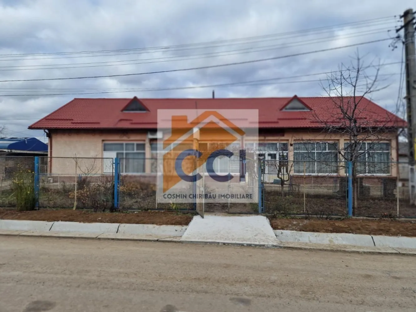 Se oferă spre vânzare / închiriere clădire cu spațiu comercial - Se oferă spre vânzare / închiriere clădire-spațiu comercial, situată lângă Primăria din Buciumi, într-o zonă centrală, cu vizibilitate foarte bună.Afacerea ta poate debuta imediat in aceasta locatie chiar daca eceasta este in mediul rural!!

Imobilul este ideal pentru magazin (retail alimentar), cafenea, bar, birou, cabinete medicale sau sediu de firmă, având acces direct din stradă și posibilitate de amenajare după necesități.
Avantaje:
- poziție excelentă, zonă centrală
- trafic pietonal constant
- acces direct din exterior
- utilități disponibile
- potrivit pentru activități comerciale și HoReCa
Caracteristici:
-teren 1720 m
-cladirea principala ( C1) 287mp de tip open space,structura de beton,inchideri perimetrale cu caramida si invelitoare tigla metalica Lindab/
-atelier/magazie (C6) structura de rezistenta metalica cu inchideri panouri sandwich
-magazie exterioara acoperita cu tabla ( C2) 87mp
-terasa exterioara acoperita cu tabla ( C5)-63m-incalzirea cu CT proprie pe lemne,energie elctrica mono si trifazic,apa potabila de la reteaua comunala +fantana proprie cu hidrofor

O oportunitate foarte bună pentru deschiderea unei cafenele sau a unui magazin, într-o zonă frecventată și ușor accesibilă.