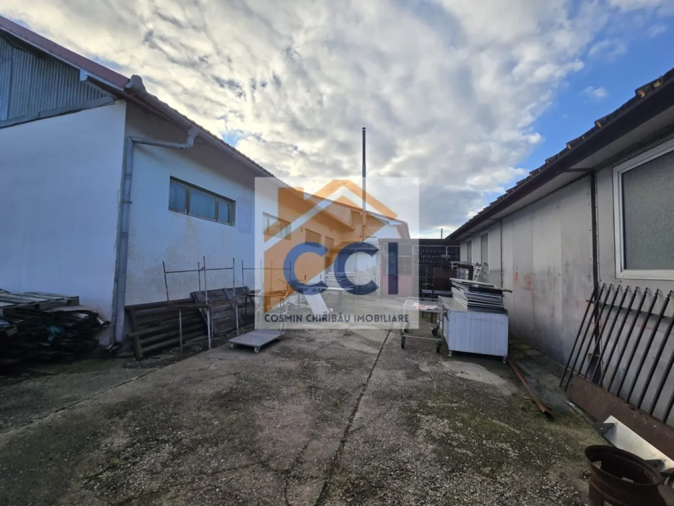 Se oferă spre vânzare / închiriere clădire cu spațiu comercial