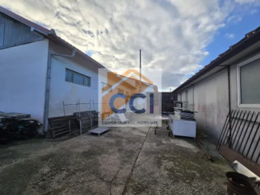 Se oferă spre vânzare / închiriere clădire cu spațiu comercial