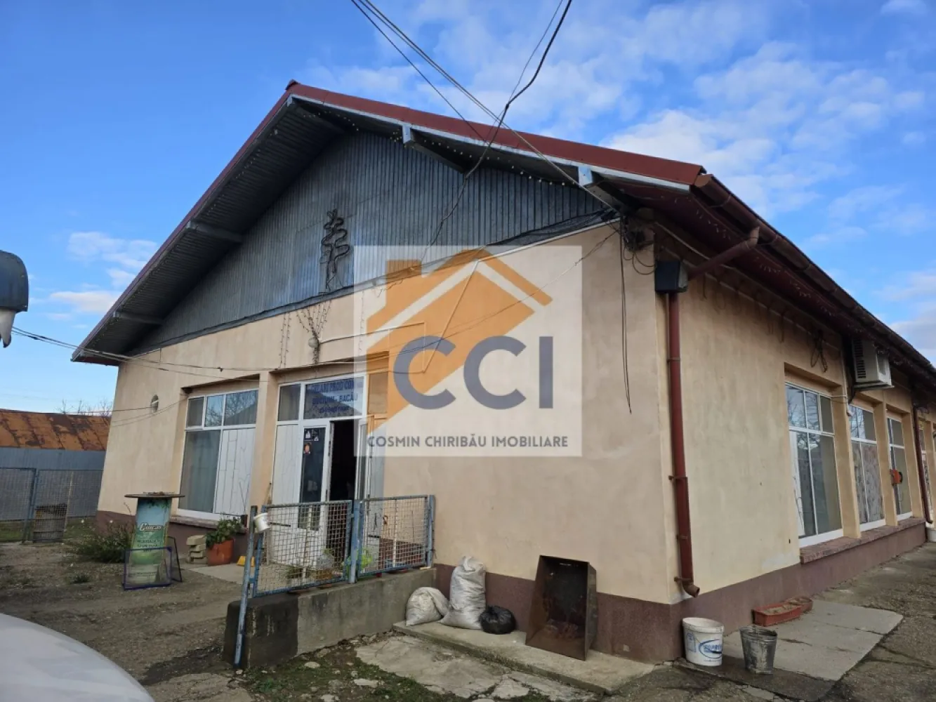 Se oferă spre vânzare / închiriere clădire cu spațiu comercial