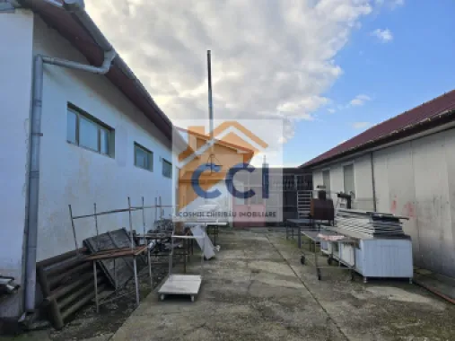 Se oferă spre vânzare / închiriere clădire cu spațiu comercial
