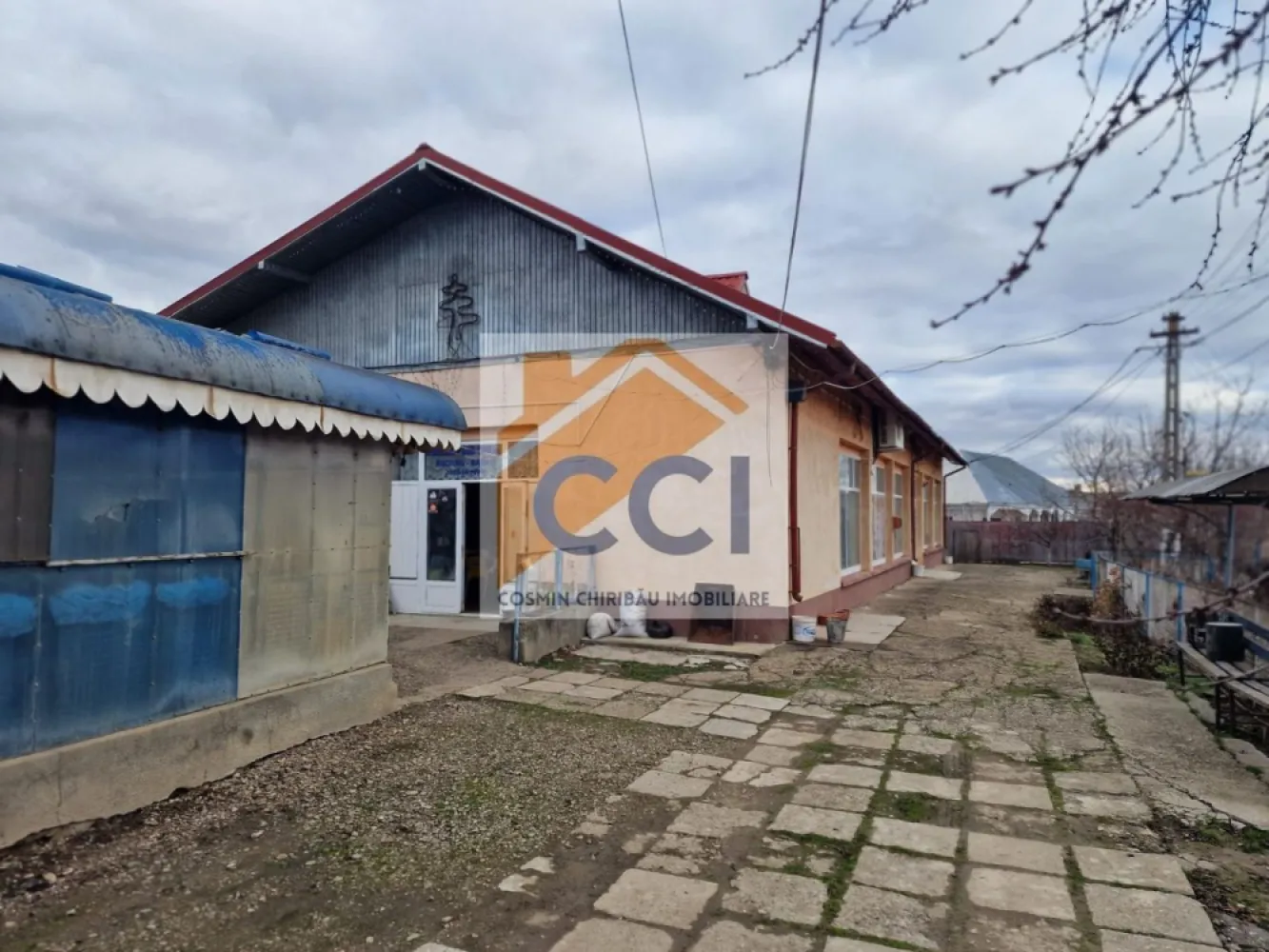 Se oferă spre vânzare / închiriere clădire cu spațiu comercial