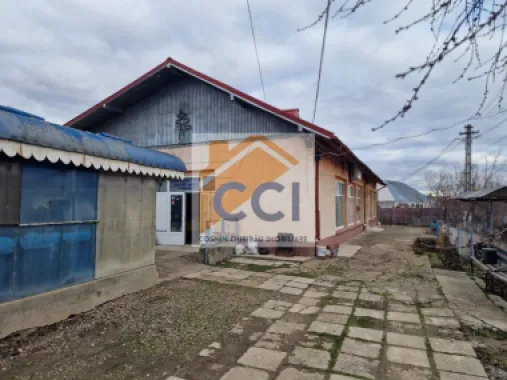 Se oferă spre vânzare / închiriere clădire cu spațiu comercial