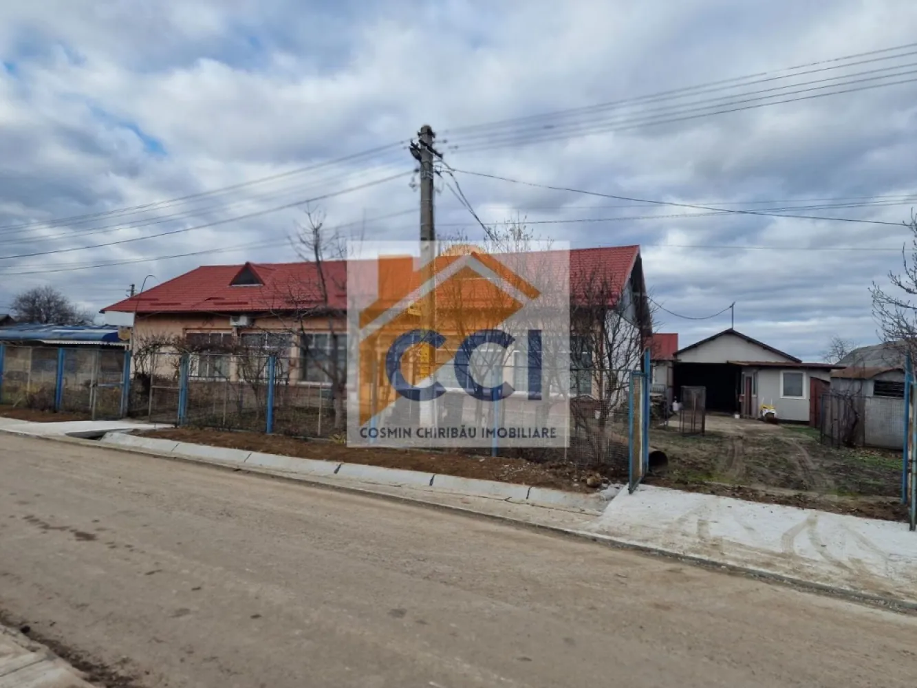 Se oferă spre vânzare / închiriere clădire cu spațiu comercial