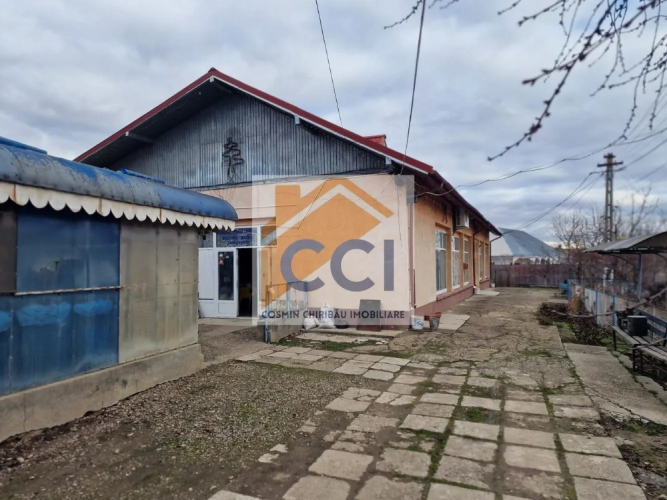 Se oferă spre vânzare / închiriere clădire cu spațiu comercial
