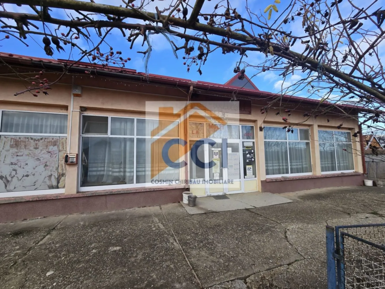 Se oferă spre vânzare / închiriere clădire cu spațiu comercial