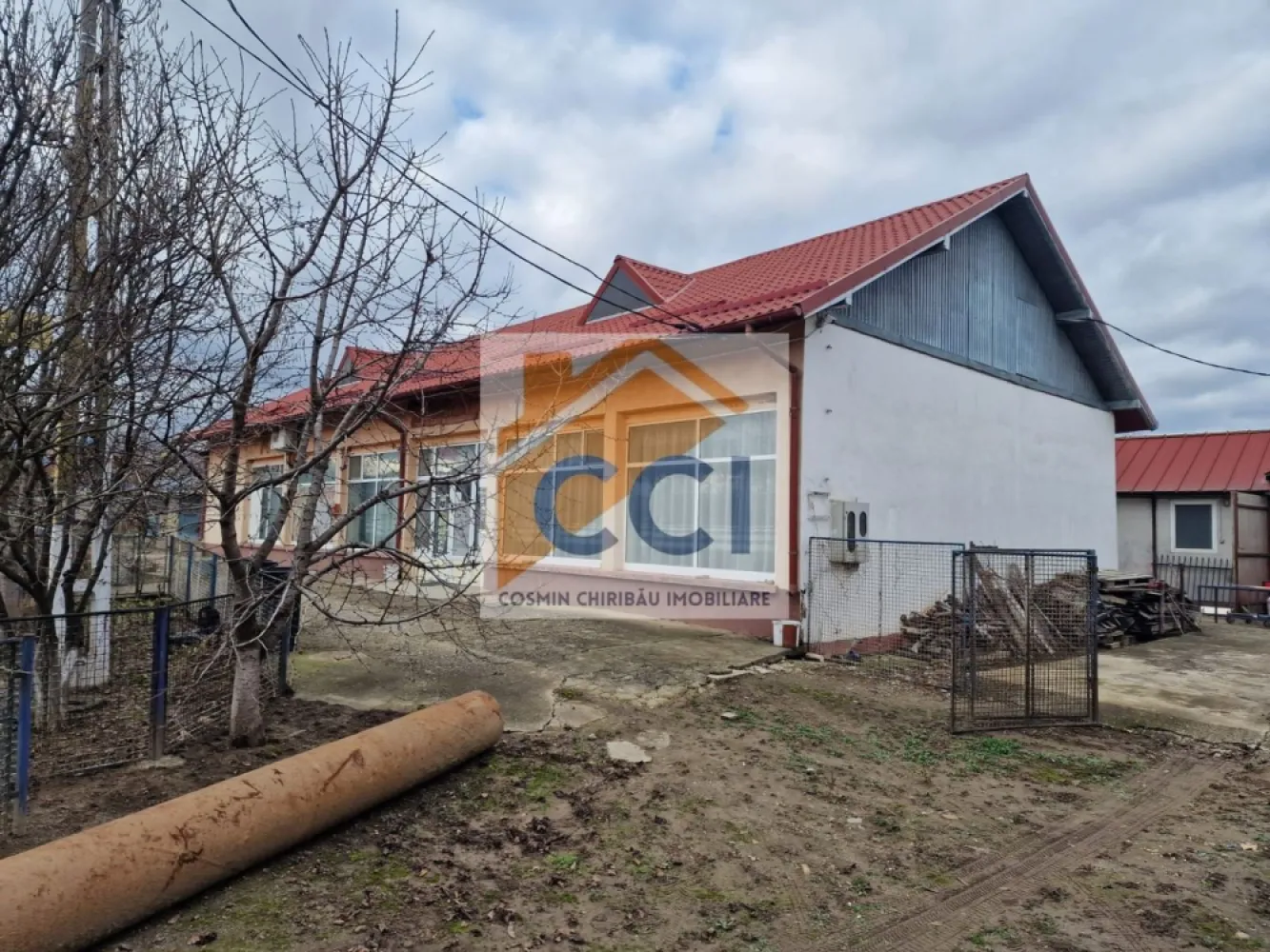 Se oferă spre vânzare / închiriere clădire cu spațiu comercial