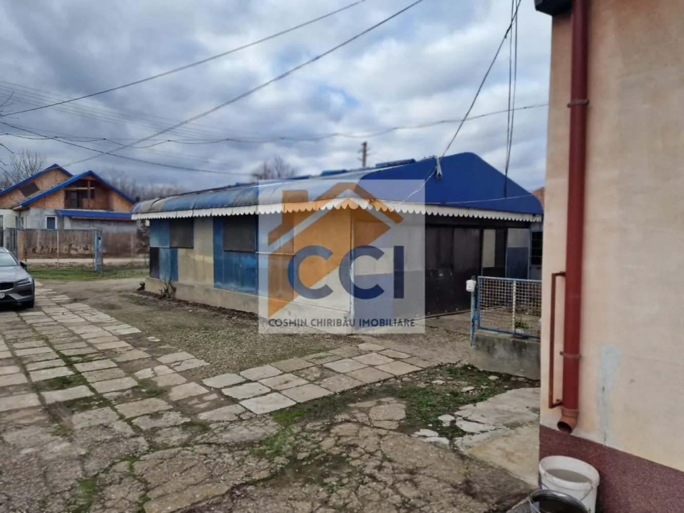 Se oferă spre vânzare / închiriere clădire cu spațiu comercial
