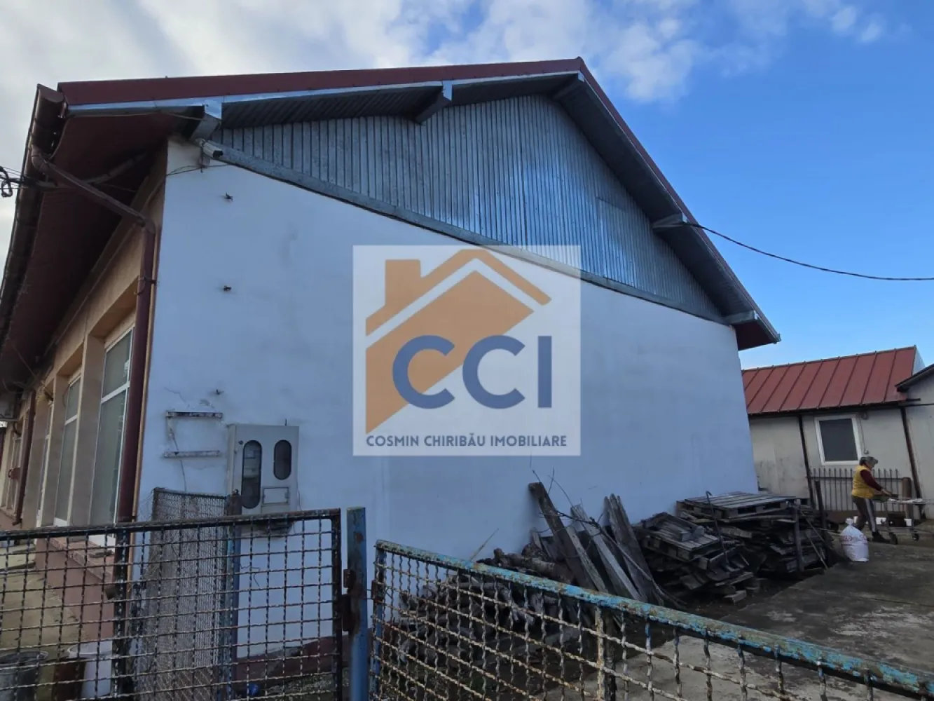 Se oferă spre vânzare / închiriere clădire cu spațiu comercial
