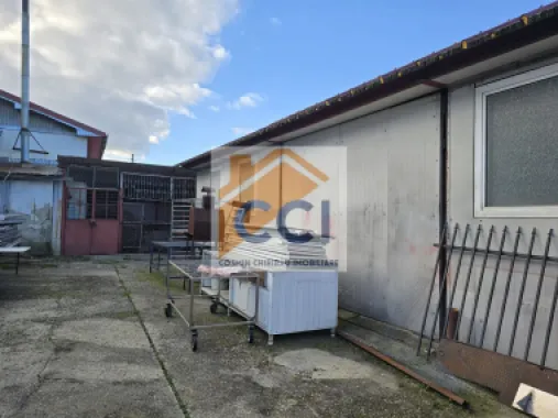 Se oferă spre vânzare / închiriere clădire cu spațiu comercial