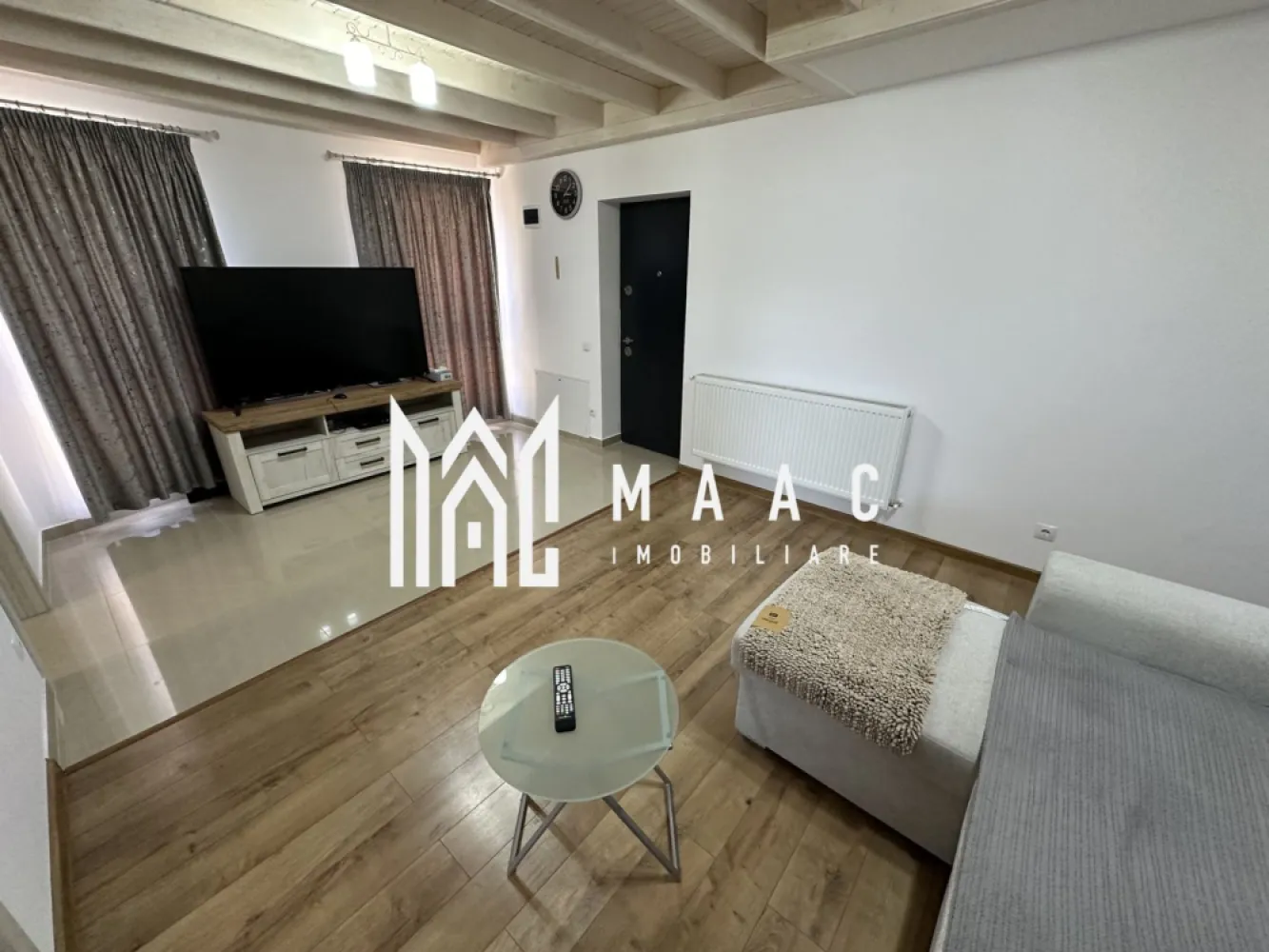 Apartament 2 camere | Etaj 2 | Terasa | Parcare | Modern - MAAC Imobiliare ofera spre inchiriere apartament de 2 camere, la casa nou construita, complet mobilat si renovat, in zona Calea Cisnadiei - Arhitectilor.

Locuinta semidecomandata se afla la etajul 2, are suprafata utila de 60mp si este alcatuit din living cu colat extensibil si Smart TV, bucatarie inchisa cu toate facilitatile, dormitor cu 2 paturi duble, 2 bai moderne si terasa generoasa de 7mp. Este loc de parcare propriu. Zona si vecinatati linistite.

Acesta este unul luminos si bine izolat termic, temperatura pastrandu-se foarte bine, ceea ce constituie un avantaj si pe timp de iarna, dar si vara.

Amplasamentul casei este unul avantajos, la 10 minute de mers cu masina de centru/Mall la 5 minute de mers pe jos de magazine, farmacii.

Pentru mai multe detalii precizati telefonic ca ati vazut anuntul cu ID: CP3174274