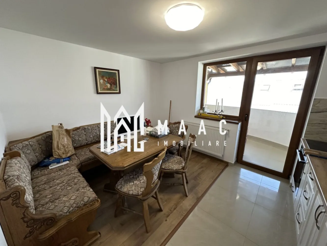 Apartament 2 camere | Etaj 2 | Terasa | Parcare | Modern - MAAC Imobiliare ofera spre inchiriere apartament de 2 camere, la casa nou construita, complet mobilat si renovat, in zona Calea Cisnadiei - Arhitectilor.

Locuinta semidecomandata se afla la etajul 2, are suprafata utila de 60mp si este alcatuit din living cu colat extensibil si Smart TV, bucatarie inchisa cu toate facilitatile, dormitor cu 2 paturi duble, 2 bai moderne si terasa generoasa de 7mp. Este loc de parcare propriu. Zona si vecinatati linistite.

Acesta este unul luminos si bine izolat termic, temperatura pastrandu-se foarte bine, ceea ce constituie un avantaj si pe timp de iarna, dar si vara.

Amplasamentul casei este unul avantajos, la 10 minute de mers cu masina de centru/Mall la 5 minute de mers pe jos de magazine, farmacii.

Pentru mai multe detalii precizati telefonic ca ati vazut anuntul cu ID: CP3174274