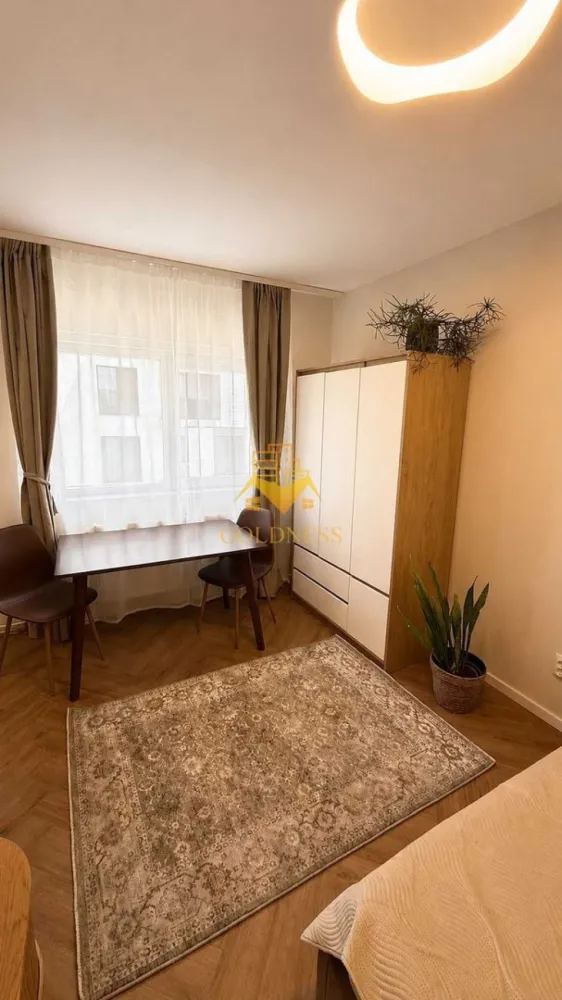 1 camera, Marasti, Premium, The Office, 21 Dec, Bucuresti, Sighismund - GOLDNESS Imobiliare vă propune spre închiriere un apartament cu 1 camere complet mobilat și utilat, la etajul 4 într-un imobil de 4 etaje, în Cartierul Marasti, zona The Office.
Posibilitatea de parcare în zona la liber.
Se află în apropierea stațiilor de transport în comun, magazine, restaurante, spații verzi, farmacii, etc. 

Apartamentul este compartimentat astfel:
 - camera cu pat matrimonial, dressing, noptiere
 - baie cu cabina de dus, calorifer port prosop și dulap pentru depozitare.
 - bucătărie complet utilată și mobilată, loc de servit masa 

Dotari: 
* Aer conditionat
* Masina de spalat rufe
* Cuptor electric. plita pe inductie + hota
* Espressor de cafea
* Vesela si ustensile de bucatarie

Dacă sunteți interesați de acest apartament și doriți să îl vizionați, dar și pentru alte oferte nu ezitați să ne contactați telefonic sau prin e-mail. Vă stăm la dispoziție!
Pentru intermediere se percepe un comision de 50% din prețul chiriei!