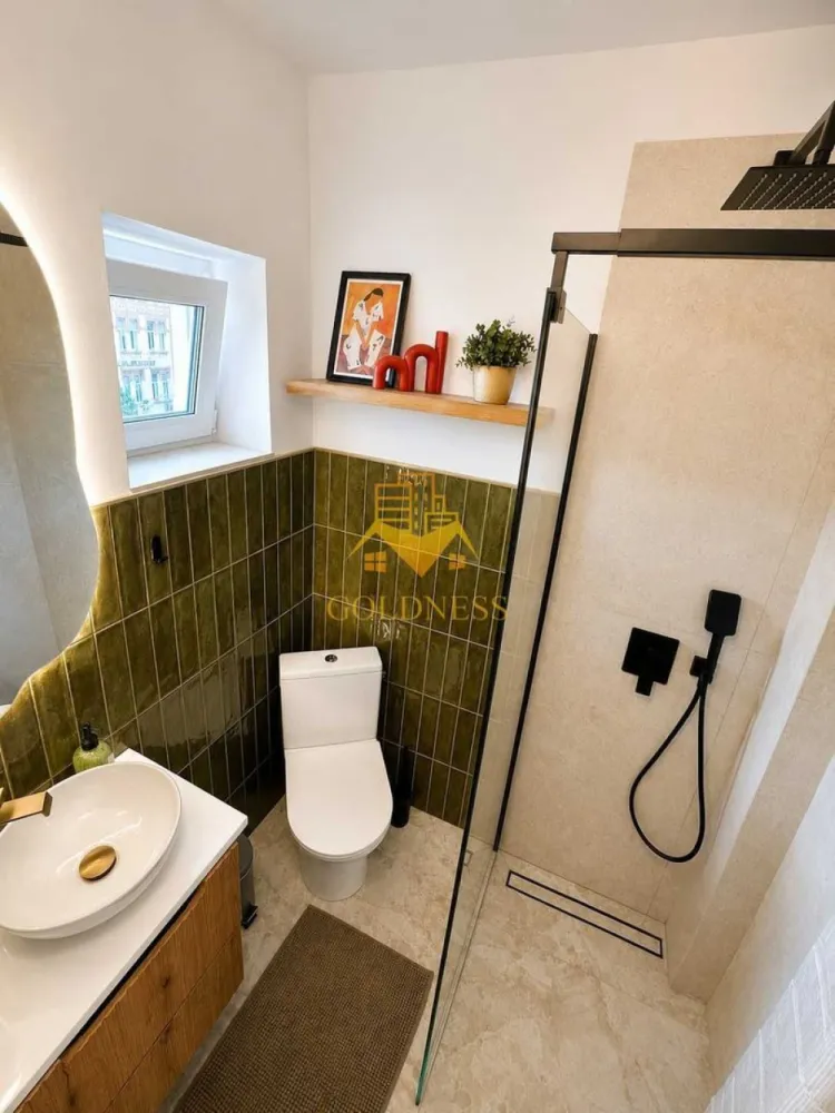 1 camera, Marasti, Premium, The Office, 21 Dec, Bucuresti, Sighismund - GOLDNESS Imobiliare vă propune spre închiriere un apartament cu 1 camere complet mobilat și utilat, la etajul 4 într-un imobil de 4 etaje, în Cartierul Marasti, zona The Office.
Posibilitatea de parcare în zona la liber.
Se află în apropierea stațiilor de transport în comun, magazine, restaurante, spații verzi, farmacii, etc. 

Apartamentul este compartimentat astfel:
 - camera cu pat matrimonial, dressing, noptiere
 - baie cu cabina de dus, calorifer port prosop și dulap pentru depozitare.
 - bucătărie complet utilată și mobilată, loc de servit masa 

Dotari: 
* Aer conditionat
* Masina de spalat rufe
* Cuptor electric. plita pe inductie + hota
* Espressor de cafea
* Vesela si ustensile de bucatarie

Dacă sunteți interesați de acest apartament și doriți să îl vizionați, dar și pentru alte oferte nu ezitați să ne contactați telefonic sau prin e-mail. Vă stăm la dispoziție!
Pentru intermediere se percepe un comision de 50% din prețul chiriei!