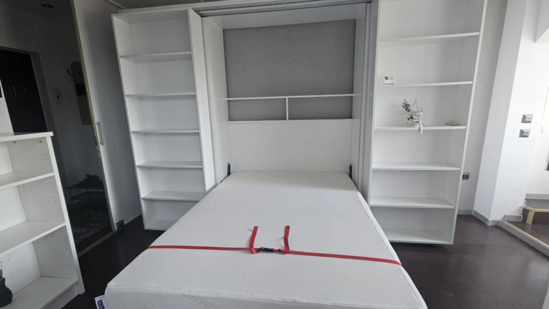 Zona centrala, garsoniera in vila - Euro Dome Imobiliare propune spre inchiriere o garsoniera situata intr-o vila cu 3 apartamente, intr-o zona rezidentiala de case, str Vulcan..Garsoniera se inchiriaza mobilata si utilata complet. Libera.