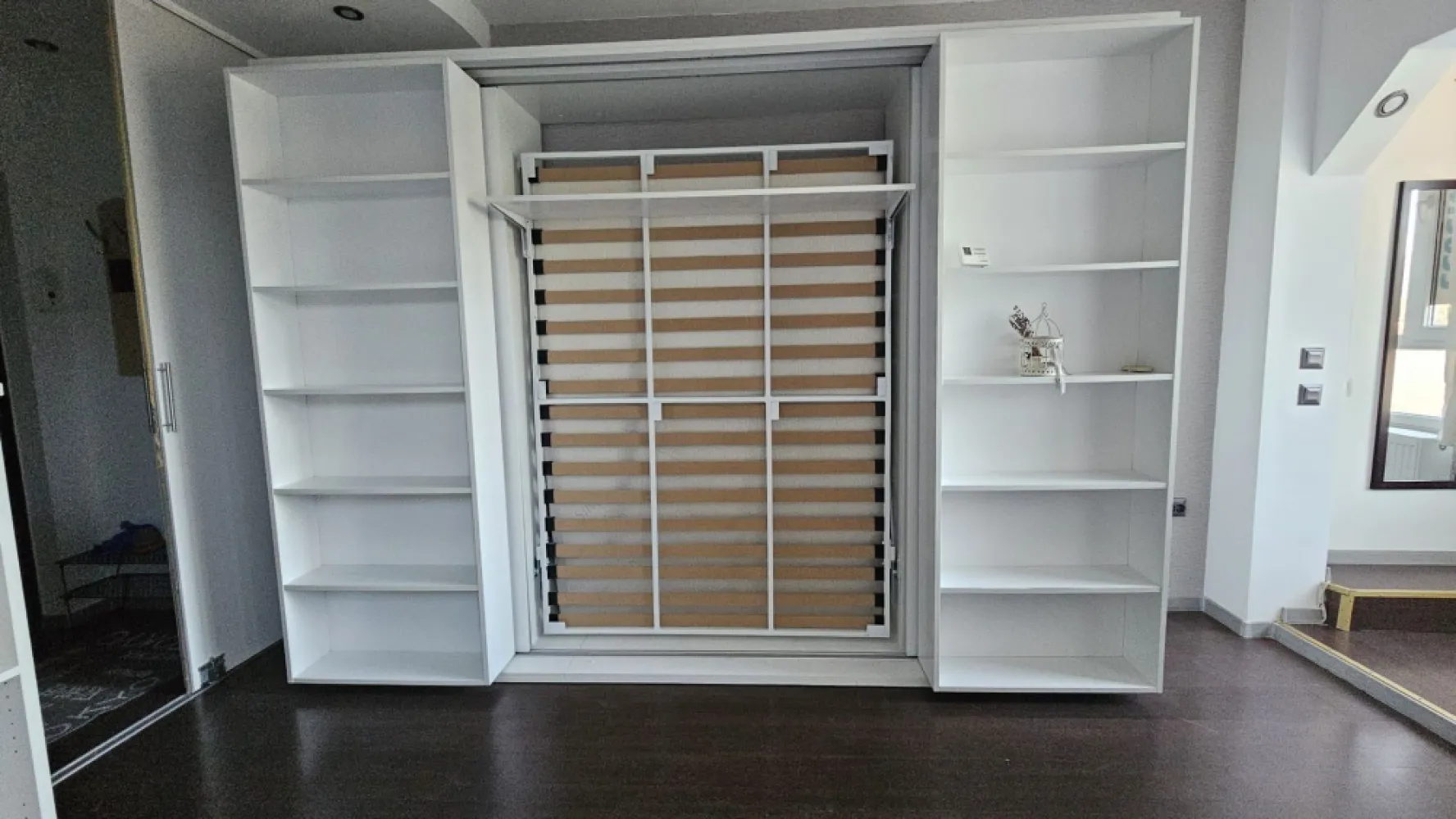 Zona centrala, garsoniera in vila - Euro Dome Imobiliare propune spre inchiriere o garsoniera situata intr-o vila cu 3 apartamente, intr-o zona rezidentiala de case, str Vulcan..Garsoniera se inchiriaza mobilata si utilata complet. Libera.