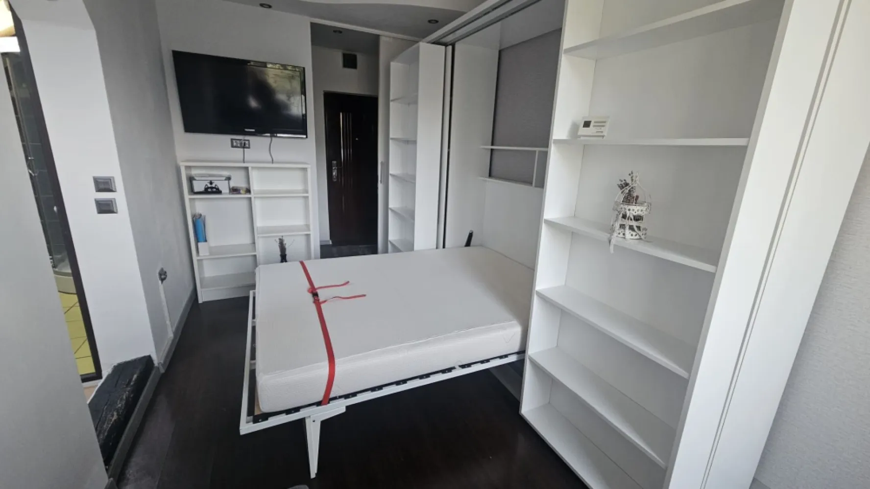 Zona centrala, garsoniera in vila - Euro Dome Imobiliare propune spre inchiriere o garsoniera situata intr-o vila cu 3 apartamente, intr-o zona rezidentiala de case, str Vulcan..Garsoniera se inchiriaza mobilata si utilata complet. Libera.