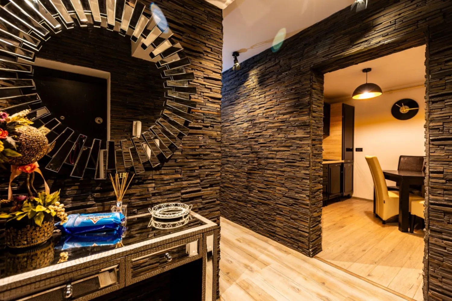 Exclusivitate - Apartament de 2 camere, cu grădină proprie. - Alexandru Ioan Cuza, la 7 minute de Cetatea Brașovului, centrul istoric, Operă și Teatrul Dramatic, având in apropiere magazine, farmacie, stație autobuz, terase și restaurant, vă propunem un apartament cu grădină de 20 mp, situat într-un bloc nou, între case cu priveliște spre Colina Universității. 
Apartamentul este mobilat și utilat conform pozelor, având finisaje de înaltă calitate.
Este orientat Sud - Vest, astfel că beneficiază de soare. 
Blocul este izolat, construit in anul 2016, aflat intr-o poziție privilegiată. Nu se vinde cu credit bancar.
Garantia unei tranzactii sigure: Euro Dome Imobiliare în calitate de Reprezentant Exclusiv al acestui imobil, garantează că toate informațiile corespund realității, pozele sunt reale, situația juridică a imobilului a fost verificată.
DETALIILE sunt stabilite în baza unui contract cu proprietarul și NU SUNT CU CARACTER INFORMATIV.
Disponibil la inchiriere din iulie 2026